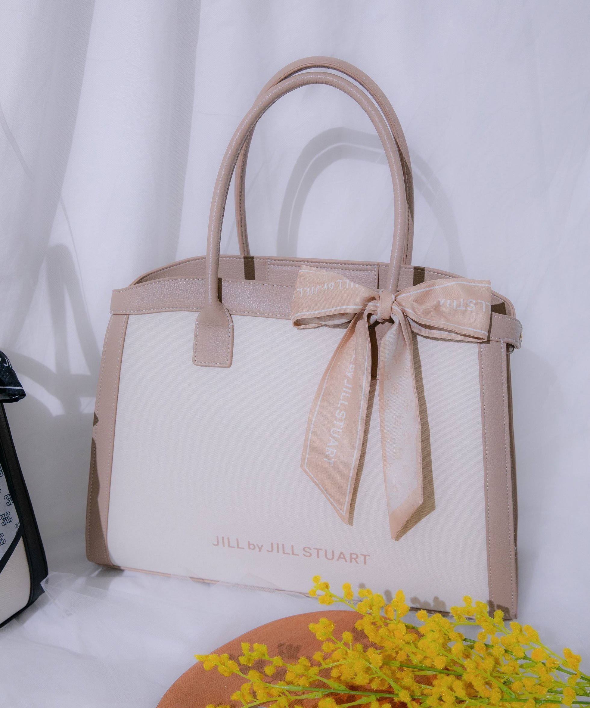 【ジルバイジルスチュアート/JILL by JILLSTUART】のバイカラーコンビトート大 インテリア・キッズ・メンズ・レディースファッション・服の通販 founy(ファニー) 　ファッション　Fashion　レディースファッション　Fashion for Women　バッグ　Bags　キャンバス　Canvas, Canvas Fabric　コンビ　Combo, Combination Style　スカーフ　Scarf, Neckwear　スマート　Smart, Elegant　台形　A-Line, Trapezoid Shape　ベージュ|ID: prp329100004832284 ipo3291000000035186492