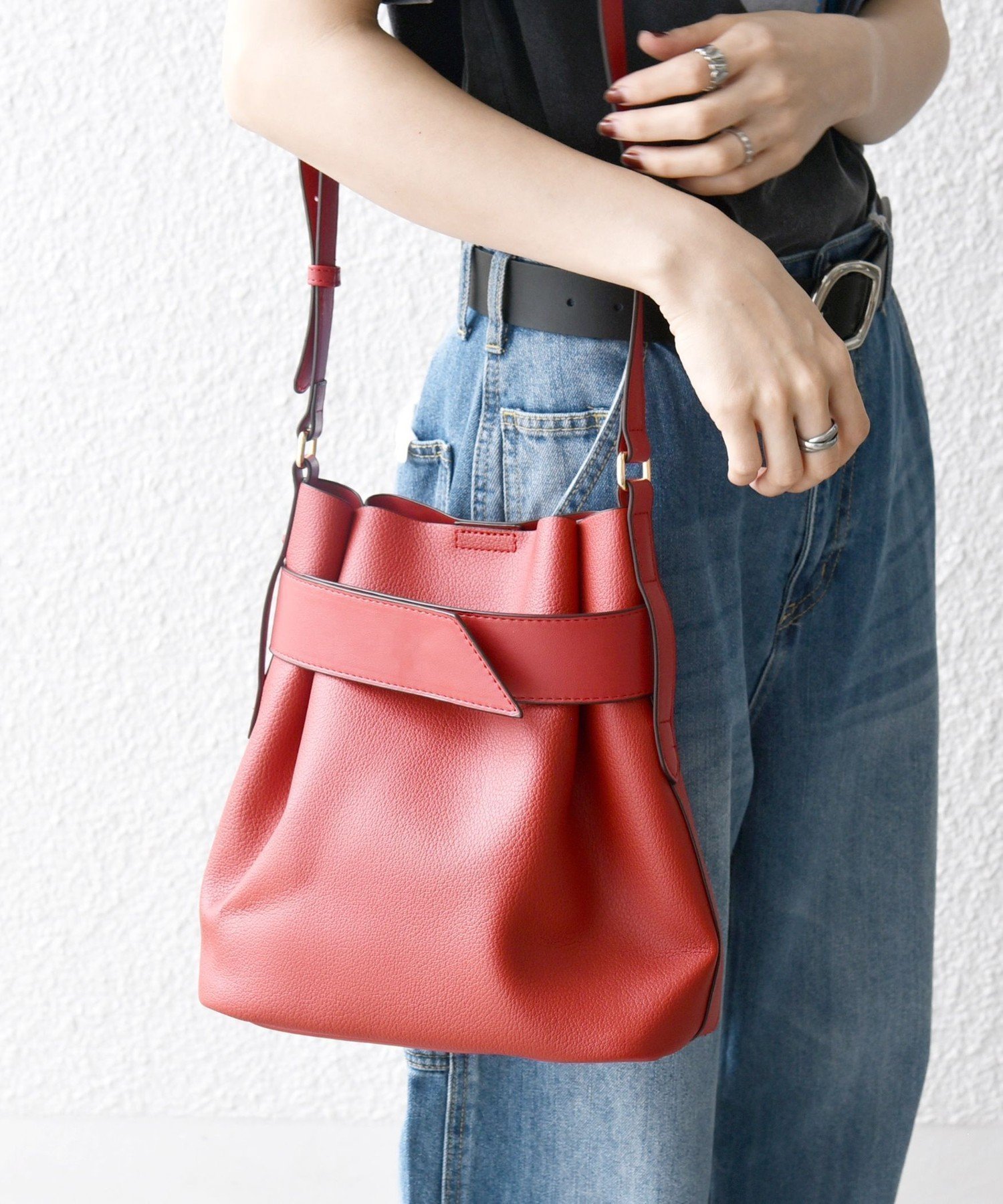 【シップス フォー ウィメン/SHIPS】のSHIPS any ベルト デザイン 巾着 ショルダー バッグ インテリア・キッズ・メンズ・レディースファッション・服の通販 founy(ファニー) 　ファッション　Fashion　レディースファッション　Fashion for Women　バッグ　Bags　ベルト&ウエストマーク　Belts & Waist Accessories　2025年　2025　2025-2026秋冬・A/W　Autumn/Winter 2025–26 AW25–26　ショルダー　Shoulder, Shoulder Strap　フロント　Front, Front Design　ポケット　Pocket, Pocket Detail　マグネット　Magnet, Magnetic Closure　エレガント 上品　Elegant　巾着　Drawstring Bag, Kinchaku　レッド|ID: prp329100004832293 ipo3291000000035186591