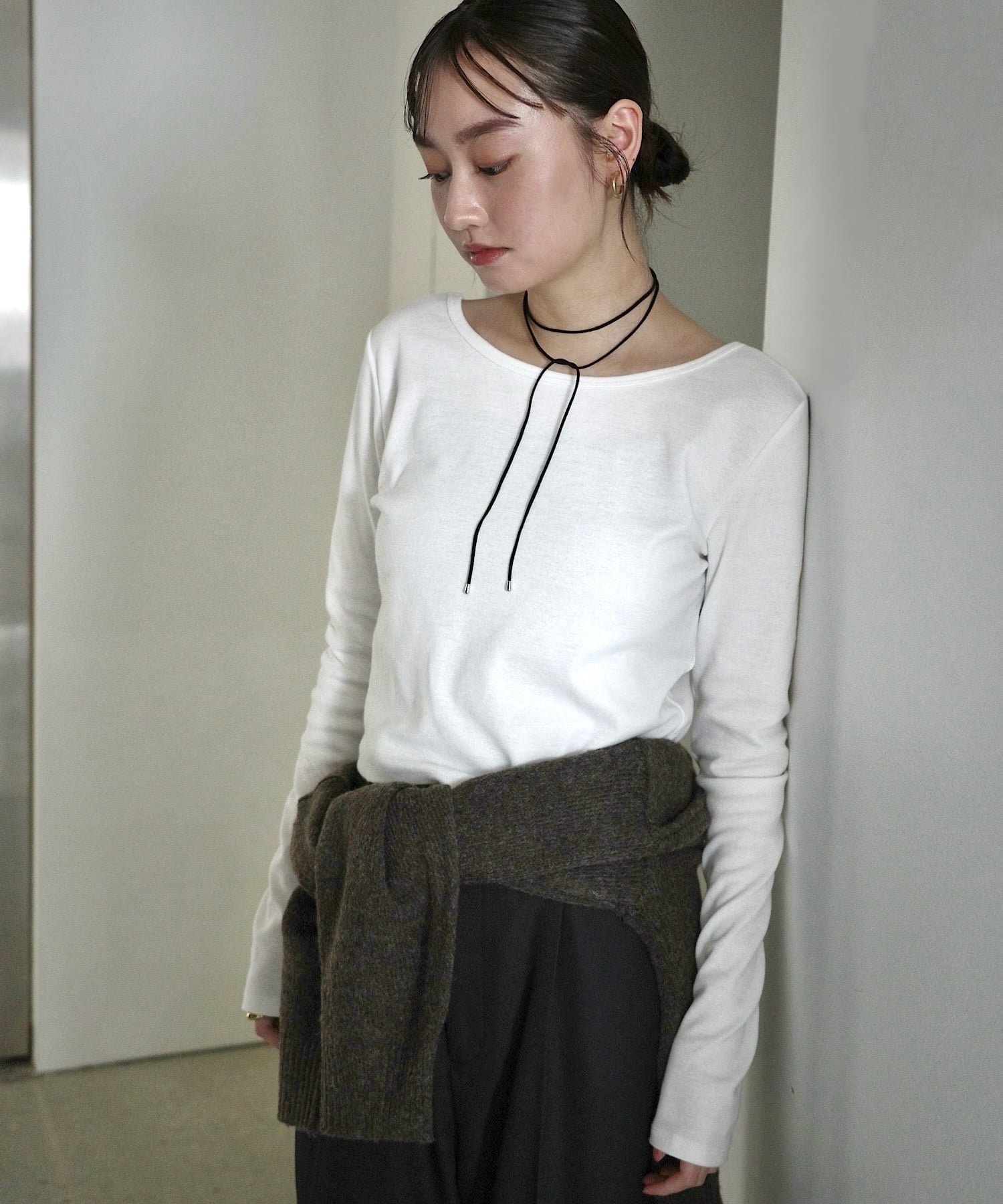 【アンドミー/andme】のショート丈 2way 長袖 Tシャツ Freesia フリージア インテリア・キッズ・メンズ・レディースファッション・服の通販 founy(ファニー) 　ファッション　Fashion　レディースファッション　Fashion for Women　トップス・カットソー　Cut & Sew Tops　シャツ・ブラウス・オフィスカジュアル　Elegant Blouses & Button-Ups　ロングTシャツ・Tシャツ　Longline T-Shirts & Tees　コンパクト　Compact, Small Size　ショート　Short, Short Length　ジャケット　Jacket, Outerwear　スリーブ　Sleeve, Long Sleeve / Short Sleeve　デコルテ　Décolleté, Neckline　長袖　Long Sleeve, Full Sleeve　フィット　Fit, Slim Fit　ロング　Long, Long-Length　オフホワイト|ID: prp329100004832331 ipo3291000000035186975