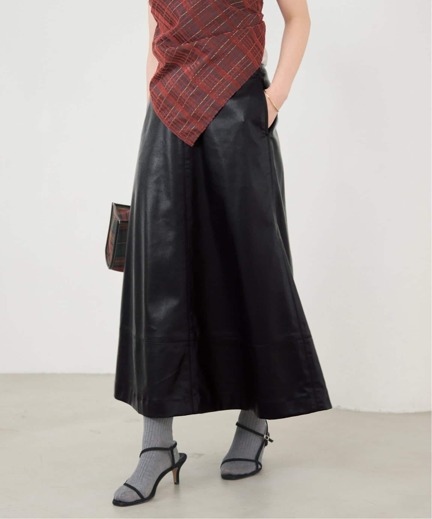 【イエナ/IENA】のフェイクレザーフレアスカート インテリア・キッズ・メンズ・レディースファッション・服の通販 founy(ファニー) 　ファッション　Fashion　レディースファッション　Fashion for Women　スカート　Skirts　Aライン・フレアスカート　A-Line & Flared Skirts　2025年　2025　2025春夏・S/S　Spring/Summer 2025 SS25　トレンド　Trend, Trending Now　ドレープ　Drape, Draping Fabric　フェイクレザー　Faux Leather, PU Leather　フェミニン　Feminine, Girly　フレア　Flare, Flared　切替　Switching, Contrast Panel　ブラック|ID: prp329100004832439 ipo3291000000035188185