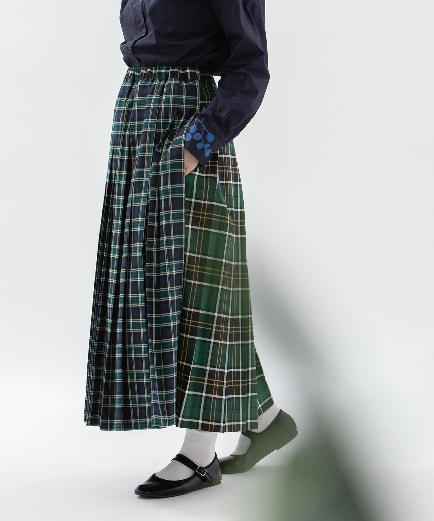 【プードゥドゥ/POU DOU DOU】のmiscタータンプリーツスカート インテリア・キッズ・メンズ・レディースファッション・服の通販 founy(ファニー) 　ファッション　Fashion　レディースファッション　Fashion for Women　スカート　Skirts　プリーツスカート / 上品フェミニンスタイル　Pleated Skirts　シンプル　Simple, Minimal　スマート　Smart, Elegant　チェック　Check, Plaid, Tartan　フォルム　Silhouette, Form　プリーツ　Pleats, Pleated　ポケット　Pocket, Pocket Detail　リラックス　Relax, Relaxed Fit　エレガント 上品　Elegant　ダークグリーン|ID: prp329100004832475 ipo3291000000035188611