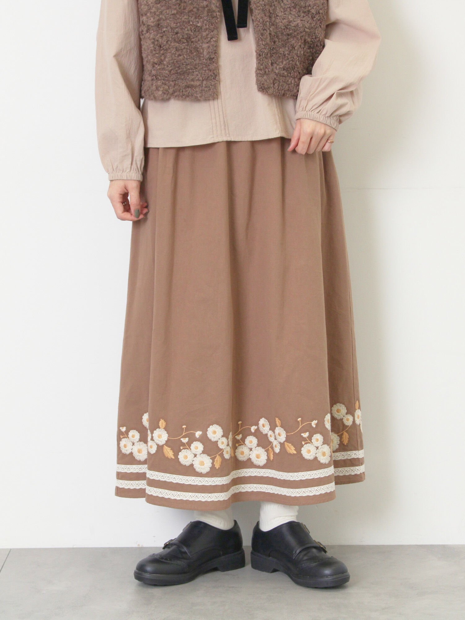 【サマンサモスモス/Samansa Mos2】の【WEB限定】花柄刺繍ギャザースカート インテリア・キッズ・メンズ・レディースファッション・服の通販 founy(ファニー) ファッション Fashion レディースファッション Fashion for Women スカート Skirts ギャザー Gathered, Ruffled シンプル Simple, Minimal セットアップ Set-Up, Coordinated Outfit モカ|ID: prp329100004832484 ipo3291000000035188715