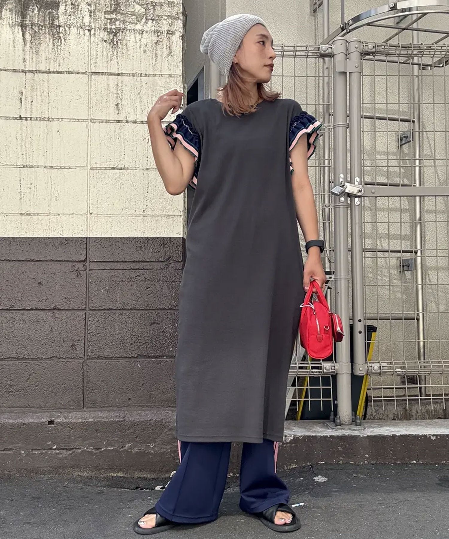 【ローズバッド/ROSE BUD】のFRILL SLEEVE DRESS インテリア・キッズ・メンズ・レディースファッション・服の通販 founy(ファニー) 　ファッション　Fashion　レディースファッション　Fashion for Women　トップス・カットソー　Cut & Sew Tops　ワンピース　Dresses　フォーマル・パーティードレス・結婚式用ドレス　Elegant & Casual Dresses　スニーカー　Sneakers, Trainers　フェミニン　Feminine, Girly　フリル　Frill, Ruffle　ベーシック　Basic, Essential　再入荷　Restock / Back in Stock　おすすめ　Recommended / Our Picks　CHARCOAL|ID: prp329100004832606 ipo3291000000035189843