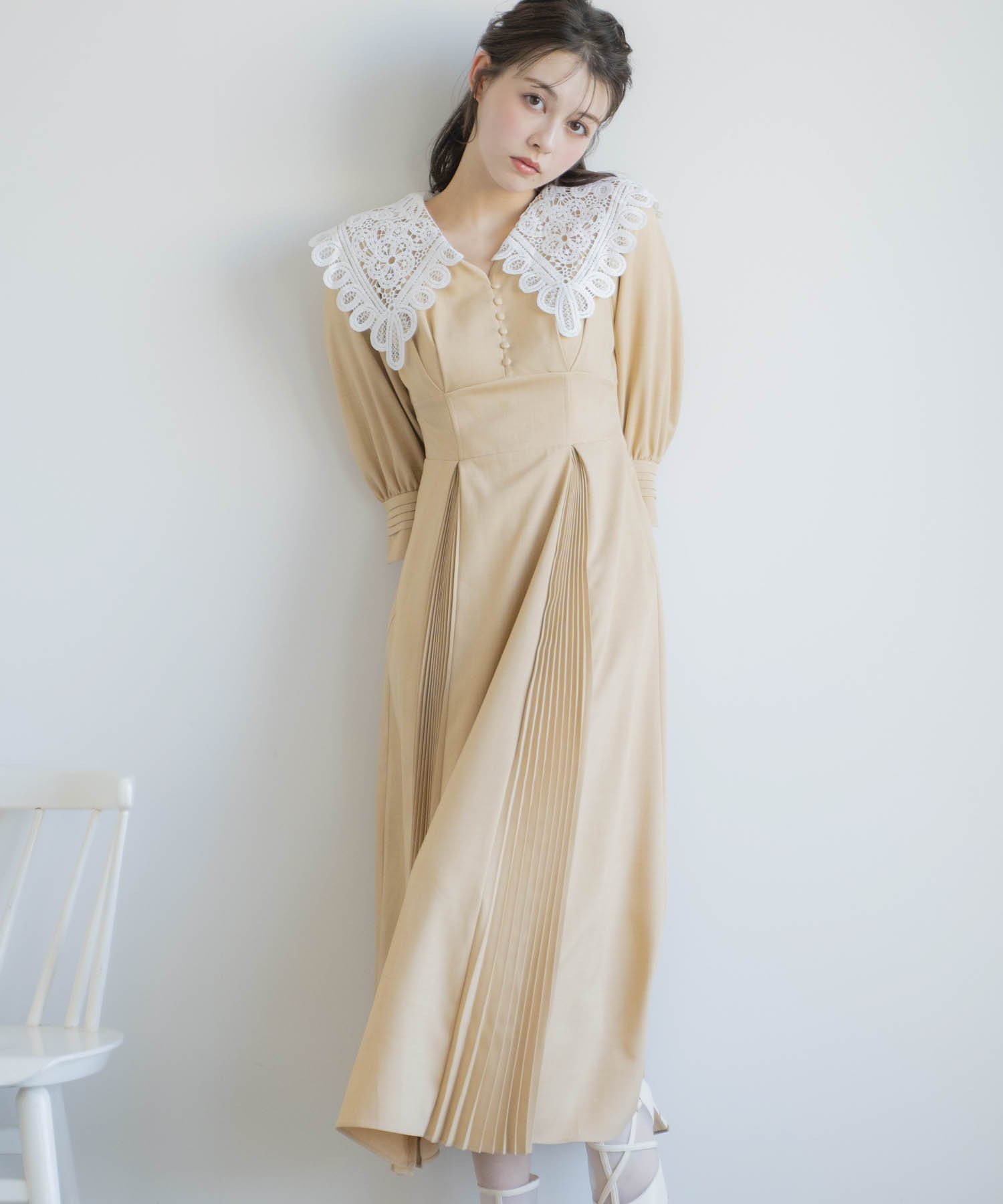 【ノエラ/Noela】の襟レースプリーツワンピ インテリア・キッズ・メンズ・レディースファッション・服の通販 founy(ファニー) 　ファッション　Fashion　レディースファッション　Fashion for Women　ワンピース　Dresses　コルセット　Corset, Bustier　シンプル　Simple, Minimal　プリーツ　Pleats, Pleated　ポケット　Pocket, Pocket Detail　レース　Lace, Lace Fabric　切替　Switching, Contrast Panel　ベージュ|ID: prp329100004832714 ipo3291000000035191233