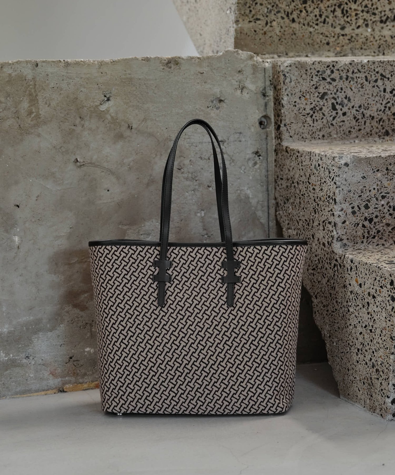 【イアクッチ/IACUCCI】のモノグランマ L JACQUARD/RUGA 人気、トレンドファッション・服の通販 founy(ファニー) 　ファッション　Fashion　レディースファッション　Fashion for Women　キャンバス　Canvas, Canvas Fabric　クラシカル　Classical, Vintage-Inspired　クール　Cool, Chic　グラフィック　Graphic, Graphic Design　シェイプ　Shape, Slim Fit　ジャカード／ジャガード　Jacquard, Woven Pattern　スマート　Smart, Elegant　ポケット　Pocket, Pocket Detail　モダン　Modern, Contemporary　 other-1|ID: prp329100004832722 ipo3291000000035191342