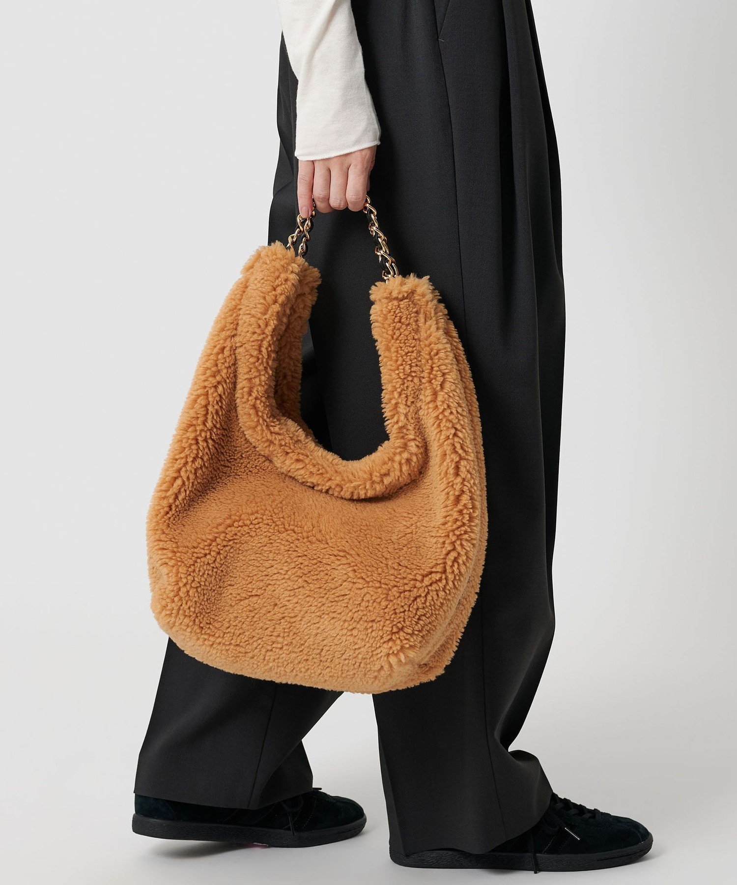 【ビューティ&ユース ユナイテッドアローズ/BEAUTY&YOUTH / UNITED ARROWS】の【一部別注】 VIOLAd ORO ELMO ボア チェーン ショルダーバッグ インテリア・キッズ・メンズ・レディースファッション・服の通販 founy(ファニー) 　ファッション　Fashion　レディースファッション　Fashion for Women　バッグ　Bags　アクリル　Acrylic Material　チェーン　Chain, Chain Strap　人気　Popular, Best Seller　別注　Limited Edition, Custom Order　エレガント 上品　Elegant　BEIGE|ID: prp329100004832987 ipo3291000000035192904