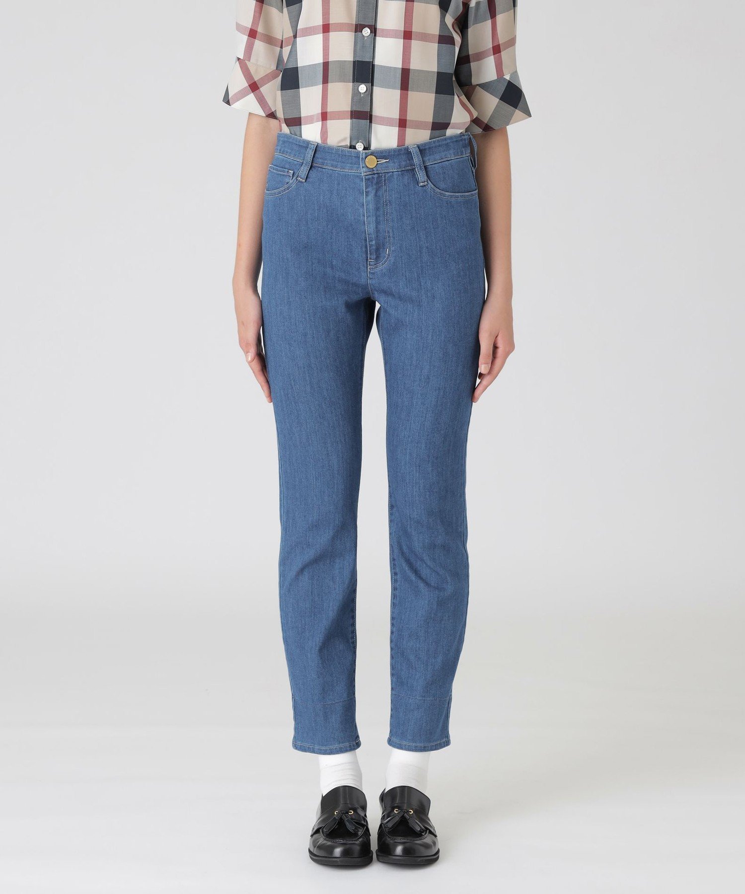 【ブルーレーベル クレストブリッジ/BLUE LABEL CRESTBRIDGE】のライトデニムハイライズストレートパンツ インテリア・キッズ・メンズ・レディースファッション・服の通販 founy(ファニー) 　ファッション　Fashion　レディースファッション　Fashion for Women　パンツ　Pants & Trousers　ハイライズ　High Rise, High Waist　パッチ　Patch, Appliqué　フィット　Fit, Slim Fit　ポケット　Pocket, Pocket Detail　モダン　Modern, Contemporary　ヴィンテージ　Vintage Style　ブルー|ID: prp329100004833170 ipo3291000000035194875