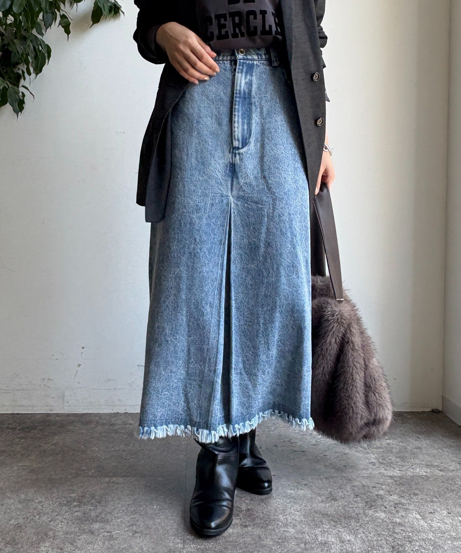 【ドゥドゥ/DouDou】の【WEB限定】センターボックスタックデニムスカート 人気、トレンドファッション・服の通販 founy(ファニー) 　ファッション　Fashion　レディースファッション　Fashion for Women　スカート　Skirts　デニムスカート・カジュアルスカート　Denim Skirts　スマート　Smart, Elegant　スリット　Slit, Slit Detail　デニム　Denim, Jeans Material　フリンジ　Fringe, Tassel　フロント　Front, Front Design　A/W・秋冬　Autumn/Winter　冬　Winter / This Winter　再入荷　Restock / Back in Stock　エレガント 上品　Elegant　2025年　2025　2025-2026秋冬・A/W　Autumn/Winter 2025–26 AW25–26　 other-1|ID: prp329100004833357 ipo3291000000035196880