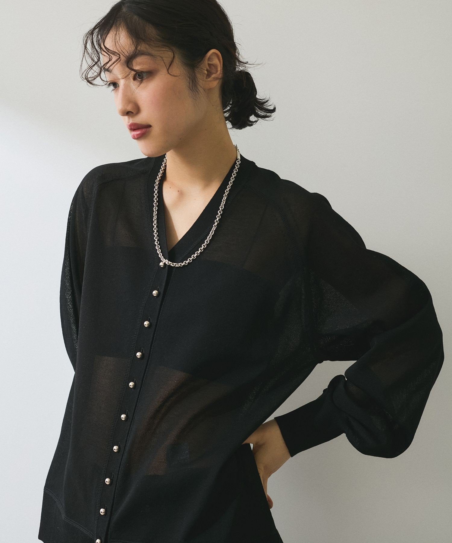 【アダム エ ロペ/ADAM ET ROPE'】の【WEB限定】・【サステナブル】メニーボタンシアーニットカーディガン インテリア・キッズ・メンズ・レディースファッション・服の通販 founy(ファニー) 　ファッション　Fashion　レディースファッション　Fashion for Women　トップス・カットソー　Cut & Sew Tops　ニット　Knit Tops & Sweaters　カーディガン・羽織り　Layered Style Cardigans　インナー　Innerwear　春　Spring　洗える　Machine Washable　カーディガン　Cardigan, Knitwear　シルバー　Silver, Metallic Silver　タンク　Tank Top, Sleeveless Top　デニム　Denim, Jeans Material　プリント　Print, Printed Pattern　ボトム　Bottoms, Lower Wear　ポケット　Pocket, Pocket Detail　メタル　Metal, Metal Parts　ワイド　Wide, Wide Fit　S/S・春夏　SS, Spring/Summer, Warm Season　おすすめ　Recommended / Our Picks　夏　Summer　2025年　2025　2025春夏・S/S　Spring/Summer 2025 SS25　ブラック(01)|ID: prp329100004833434 ipo3291000000035197680