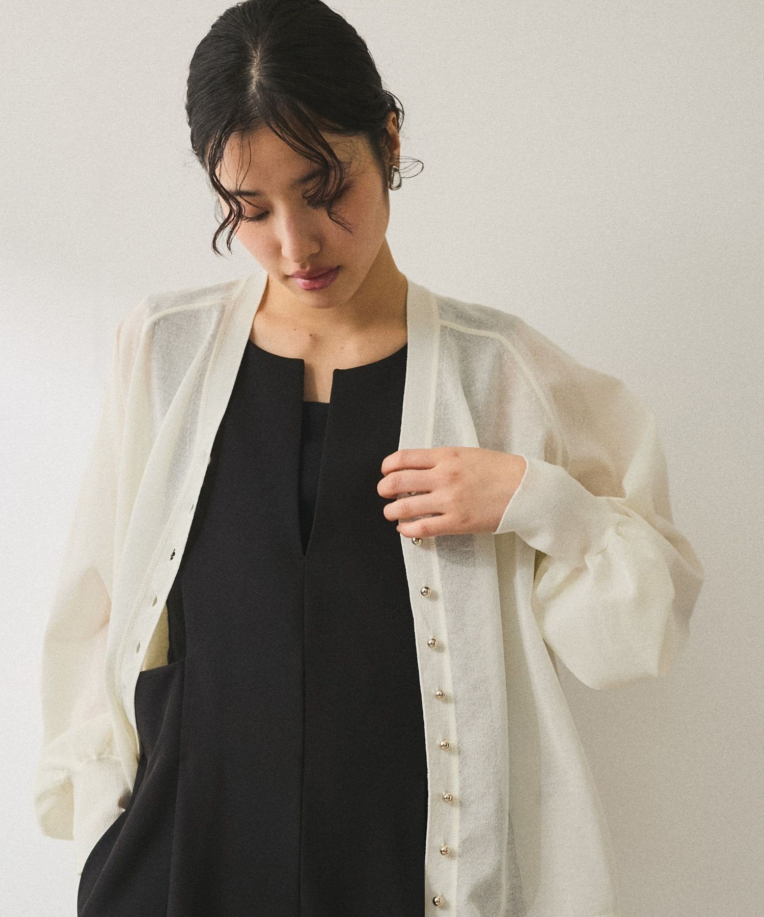 【アダム エ ロペ/ADAM ET ROPE'】の【WEB限定】・【サステナブル】メニーボタンシアーニットカーディガン インテリア・キッズ・メンズ・レディースファッション・服の通販 founy(ファニー) 　ファッション　Fashion　レディースファッション　Fashion for Women　トップス・カットソー　Cut & Sew Tops　ニット　Knit Tops & Sweaters　カーディガン・羽織り　Layered Style Cardigans　インナー　Innerwear　春　Spring　洗える　Machine Washable　カーディガン　Cardigan, Knitwear　シルバー　Silver, Metallic Silver　タンク　Tank Top, Sleeveless Top　デニム　Denim, Jeans Material　プリント　Print, Printed Pattern　ボトム　Bottoms, Lower Wear　ポケット　Pocket, Pocket Detail　メタル　Metal, Metal Parts　ワイド　Wide, Wide Fit　S/S・春夏　SS, Spring/Summer, Warm Season　おすすめ　Recommended / Our Picks　夏　Summer　2025年　2025　2025春夏・S/S　Spring/Summer 2025 SS25　オフホワイト(15)|ID: prp329100004833434 ipo3291000000035197684