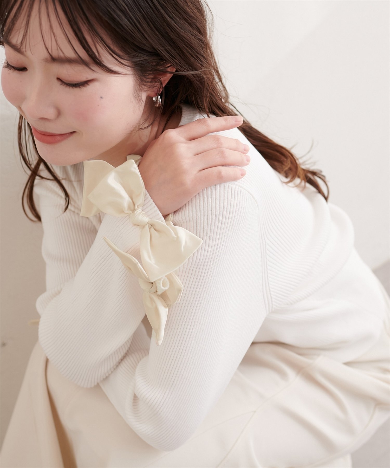 【ナチュラルクチュール/natural couture】の袖口リボンリブカーデ インテリア・キッズ・メンズ・レディースファッション・服の通販 founy(ファニー) 　ファッション　Fashion　レディースファッション　Fashion for Women　トップス・カットソー　Cut & Sew Tops　アクセサリー　Fashion Accessories　インナー　Innerwear　カーディガン　Cardigan, Knitwear　コンパクト　Compact, Small Size　ジャケット　Jacket, Outerwear　ダウン　Down, Puffer　チュール　Tulip, Tulip Motif　デニム　Denim, Jeans Material　ネックレス　Necklace, Pendant Necklace　フィット　Fit, Slim Fit　フェミニン　Feminine, Girly　フレア　Flare, Flared　フロント　Front, Front Design　リボン　Ribbon, Bow　再入荷　Restock / Back in Stock　おすすめ　Recommended / Our Picks　エレガント 上品　Elegant　2026年　2026　オフホワイト|ID: prp329100004833495 ipo3291000000035198104