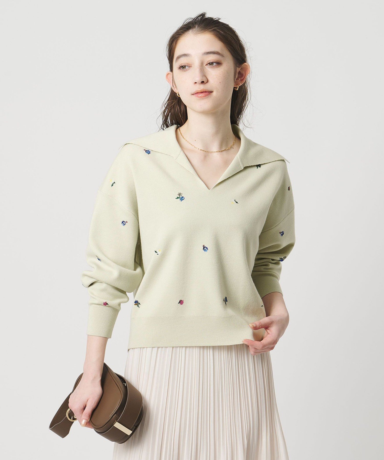 【ユナイテッドアローズ/UNITED ARROWS】のフラワー エンブロイダリー スキッパーニット インテリア・キッズ・メンズ・レディースファッション・服の通販 founy(ファニー) 　ファッション　Fashion　レディースファッション　Fashion for Women　トップス・カットソー　Cut & Sew Tops　ニット　Knit Tops & Sweaters　インナー　Innerwear　エンブロイダリー　Embroidery Design　カーディガン　Cardigan, Knitwear　スキッパー　Skipper, Open Collar　スパンコール　Sequins, Sequin Embellishment　タートルネック　Turtleneck, High Neck　フラワー　Flower, Floral　LIME|ID: prp329100004833501 ipo3291000000035198235