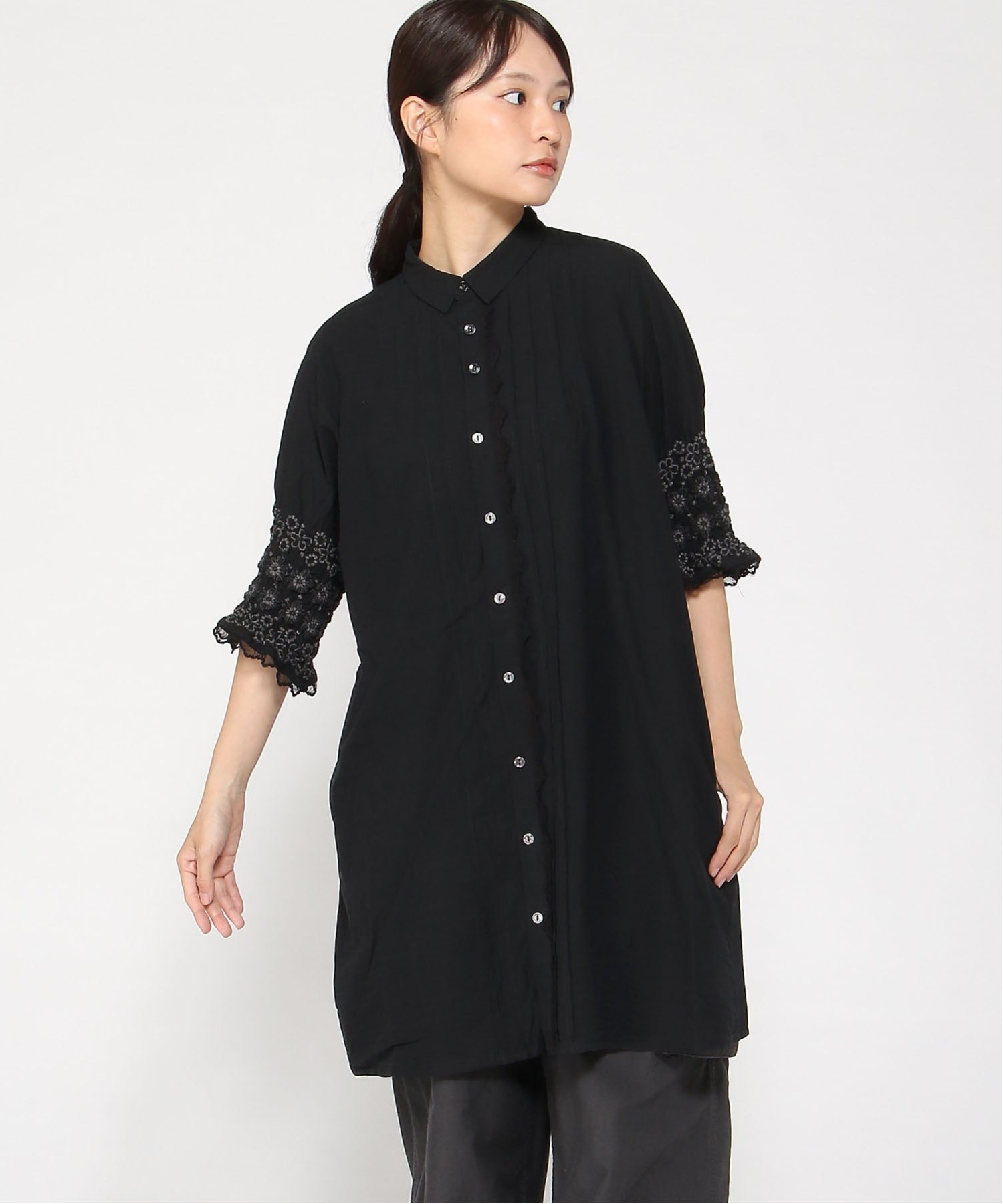 【スーパーハッカ/SUPER HAKKA】のコットンローンワッシャー シャーリングフローラルライン刺繍チュニックブラウス インテリア・キッズ・メンズ・レディースファッション・服の通販 founy(ファニー) ファッション Fashion レディースファッション Fashion for Women トップス・カットソー Cut & Sew Tops シャツ・ブラウス・オフィスカジュアル Elegant Blouses & Button-Ups シャーリング Shirring, Ruched チュニック Tunic, Long Top フラワー Flower, Floral ポケット Pocket, Pocket Detail モチーフ Motif, Design Theme レース Lace, Lace Fabric ブラック|ID: prp329100004833548 ipo3291000000035199228