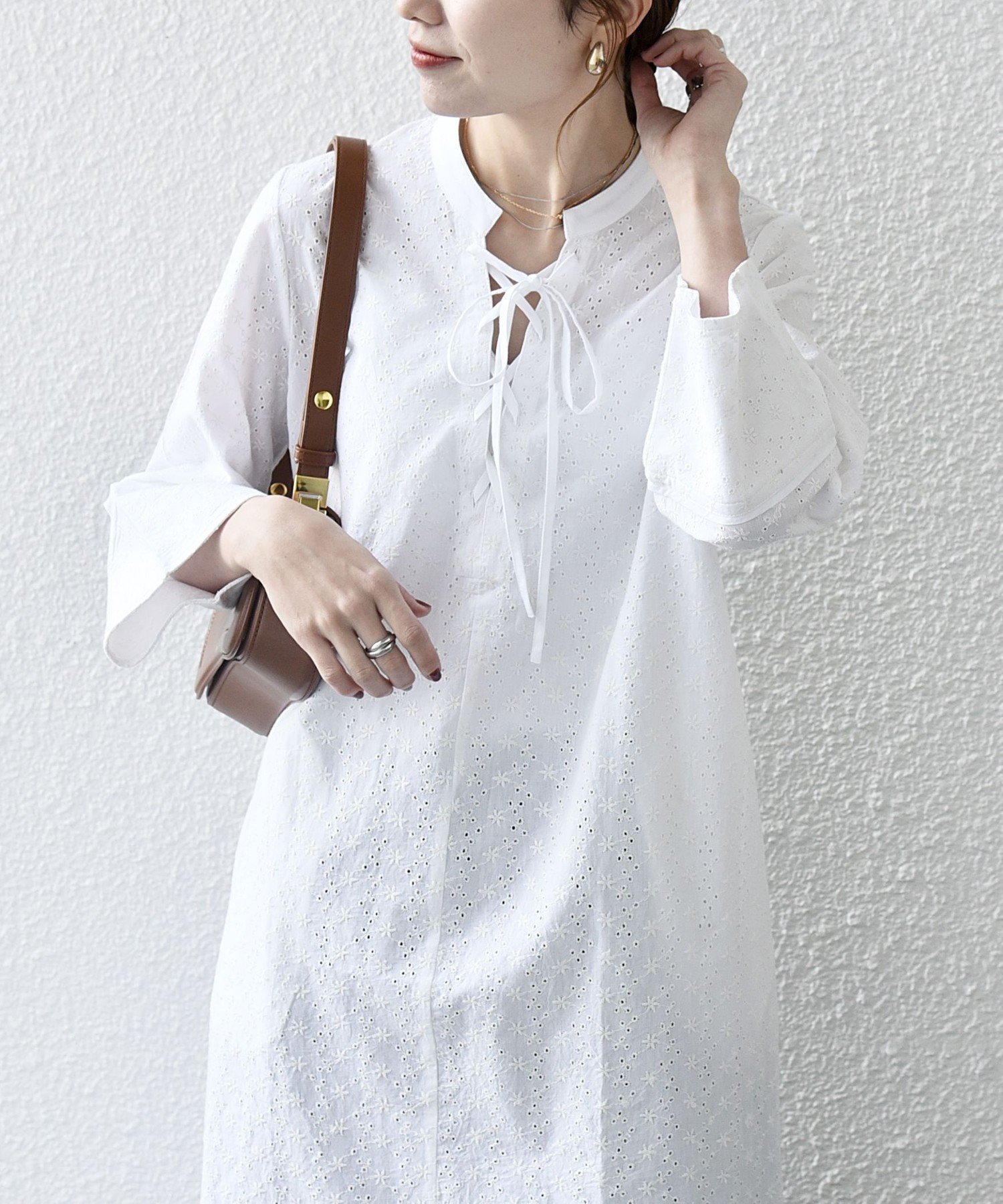 【シップス フォー ウィメン/SHIPS】のSHIPS any 洗濯機可能 エンブロイダリー シャンブレー レースアップ ワンピース インテリア・キッズ・メンズ・レディースファッション・服の通販 founy(ファニー) 　ファッション　Fashion　レディースファッション　Fashion for Women　ワンピース　Dresses　インド　Indian Textile　エンブロイダリー　Embroidery Design　洗える　Machine Washable　キャミワンピース　Cami Dress, Slip Dress　シャンブレー　Chambray, Denim-Like Fabric　ジャケット　Jacket, Outerwear　タートル　Turtleneck, Turtle Collar　ベスト　Vest, Waistcoat　レース　Lace, Lace Fabric　ロング　Long, Long-Length　おすすめ　Recommended / Our Picks　ホワイト|ID: prp329100004833565 ipo3291000000035199542