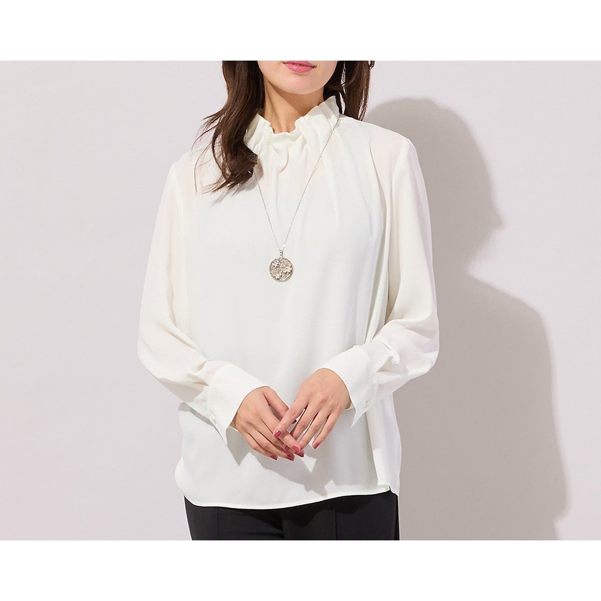 【ピサーノ/PISANO】の【手洗いOK】アムンゼン・ギャザー・ハイネックブラウス(無地) インテリア・キッズ・メンズ・レディースファッション・服の通販 founy(ファニー) 　ファッション　Fashion　レディースファッション　Fashion for Women　トップス・カットソー　Cut & Sew Tops　シャツ・ブラウス・オフィスカジュアル　Elegant Blouses & Button-Ups　エレガント 上品　Elegant　ギャザー　Gathered, Ruffled　ドレープ　Drape, Draping Fabric　長袖　Long Sleeve, Full Sleeve　ハイネック　High Neck, Mock Neck　無地　Plain, Solid Color　リラックス　Relax, Relaxed Fit　オフ|ID: prp329100004833570 ipo3291000000035199745