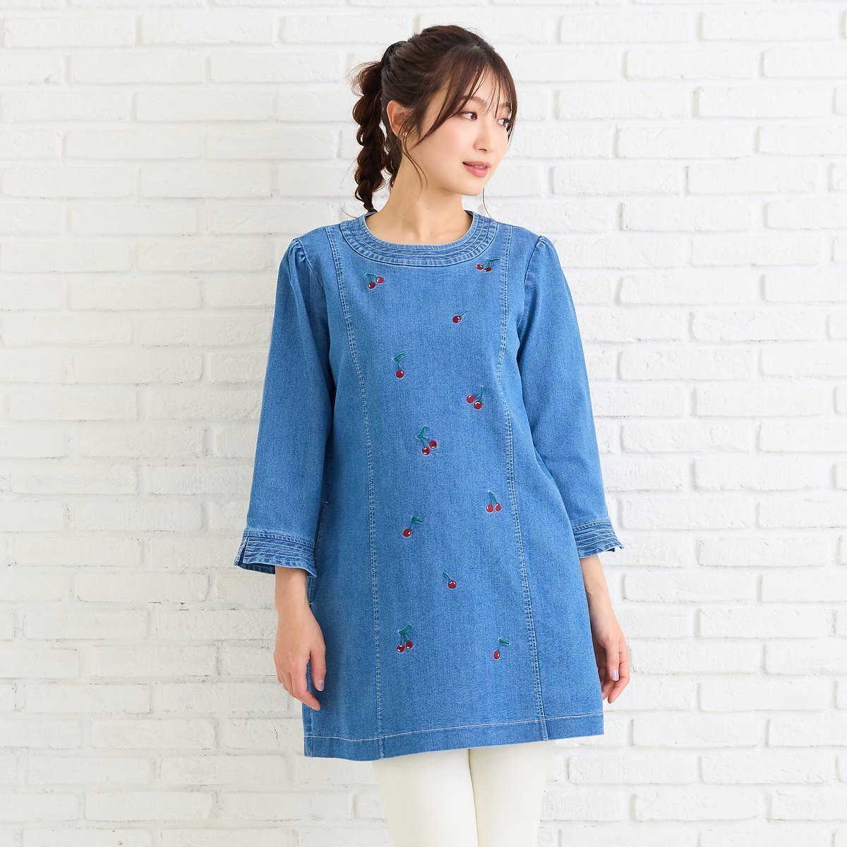 【ローズティアラ/Rose Tiara】の【伸縮性◎】サクランボ刺繍デニムチュニック 人気、トレンドファッション・服の通販 founy(ファニー) 　ファッション　Fashion　レディースファッション　Fashion for Women　トップス・カットソー　Cut & Sew Tops　コンパクト　Compact, Small Size　ストレート　Straight, Straight Cut　チュニック　Tunic, Long Top　デニム　Denim, Jeans Material　フェミニン　Feminine, Girly　フレア　Flare, Flared　フロント　Front, Front Design　ポケット　Pocket, Pocket Detail　リボン　Ribbon, Bow　夏　Summer　春　Spring　S/S・春夏　SS, Spring/Summer, Warm Season　 other-1|ID: prp329100004833583 ipo3291000000035199878