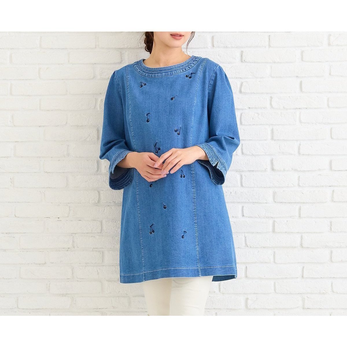 【ローズティアラ/Rose Tiara】の【伸縮性◎】サクランボ刺繍デニムチュニック インテリア・キッズ・メンズ・レディースファッション・服の通販 founy(ファニー) 　ファッション　Fashion　レディースファッション　Fashion for Women　トップス・カットソー　Cut & Sew Tops　コンパクト　Compact, Small Size　ストレート　Straight, Straight Cut　チュニック　Tunic, Long Top　デニム　Denim, Jeans Material　フェミニン　Feminine, Girly　フレア　Flare, Flared　フロント　Front, Front Design　ポケット　Pocket, Pocket Detail　リボン　Ribbon, Bow　夏　Summer　春　Spring　S/S・春夏　SS, Spring/Summer, Warm Season　ダークブルー|ID: prp329100004833583 ipo3291000000035199880