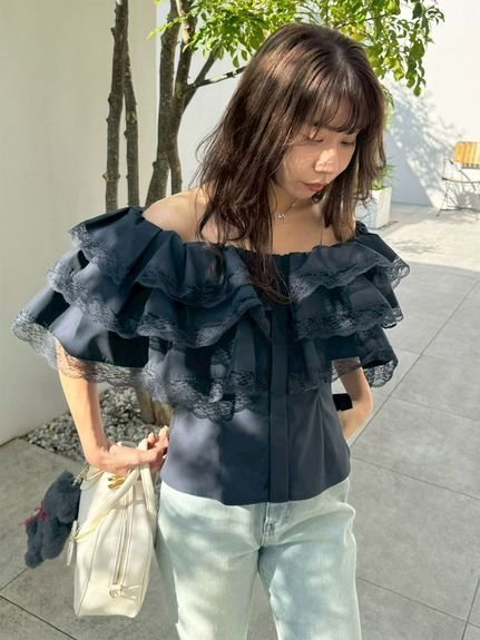 【リリーブラウン/Lily Brown】のボリュームフリルオフショル2wayブラウス インテリア・キッズ・メンズ・レディースファッション・服の通販 founy(ファニー) 　ファッション　Fashion　レディースファッション　Fashion for Women　トップス・カットソー　Cut & Sew Tops　シャツ・ブラウス・オフィスカジュアル　Elegant Blouses & Button-Ups　スマート　Smart, Elegant　フリル　Frill, Ruffle　レース　Lace, Lace Fabric　ワンショル　One Shoulder, Asymmetrical　エレガント 上品　Elegant　NVY[089]|ID: prp329100004833650 ipo3291000000035200702