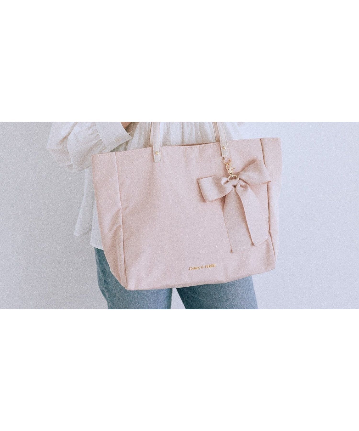 【メゾンドフルール/Maison de FLEUR】のリボンチャーム付き3ルームトートバッグ インテリア・キッズ・メンズ・レディースファッション・服の通販 founy(ファニー) 　ファッション　Fashion　レディースファッション　Fashion for Women　バッグ　Bags　チャーム　Charm, Pendant　ポケット　Pocket, Pocket Detail　リボン　Ribbon, Bow　ビジネス 仕事 通勤　Business / Work / Commuting　ピンクベージュ|ID: prp329100004833672 ipo3291000000035200954