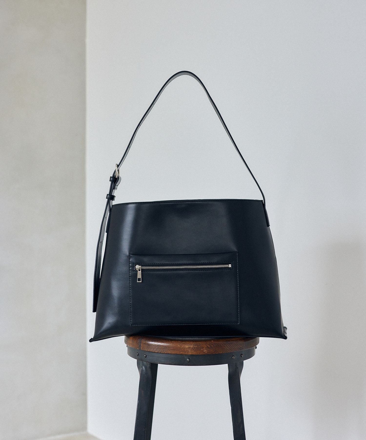 【アダム エ ロペ/ADAM ET ROPE'】の【赤埴奈津子さんコラボ】マルチワンショルダーバッグ(ミドル) インテリア・キッズ・メンズ・レディースファッション・服の通販 founy(ファニー) 　ファッション　Fashion　レディースファッション　Fashion for Women　キャンバス　Canvas, Canvas Fabric　コラボ　Collaboration, Collab　傘　Umbrella, Parasol　軽量　Lightweight, Ultra Light　ショルダー　Shoulder, Shoulder Strap　シンプル　Simple, Minimal　ジップ　Zip, Zipper　財布　Wallet, Purse　チャーム　Charm, Pendant　ハーフ　Half, Half-Length　フォルム　Silhouette, Form　ベーシック　Basic, Essential　ポケット　Pocket, Pocket Detail　ポーチ　Pouch, Small Case　ミドル　Middle Length, Mid Height　モダン　Modern, Contemporary　A/W・秋冬　Autumn/Winter　エレガント 上品　Elegant　ビジネス 仕事 通勤　Business / Work / Commuting　2026年　2026　ブラック(01)|ID: prp329100004833680 ipo3291000000035201115