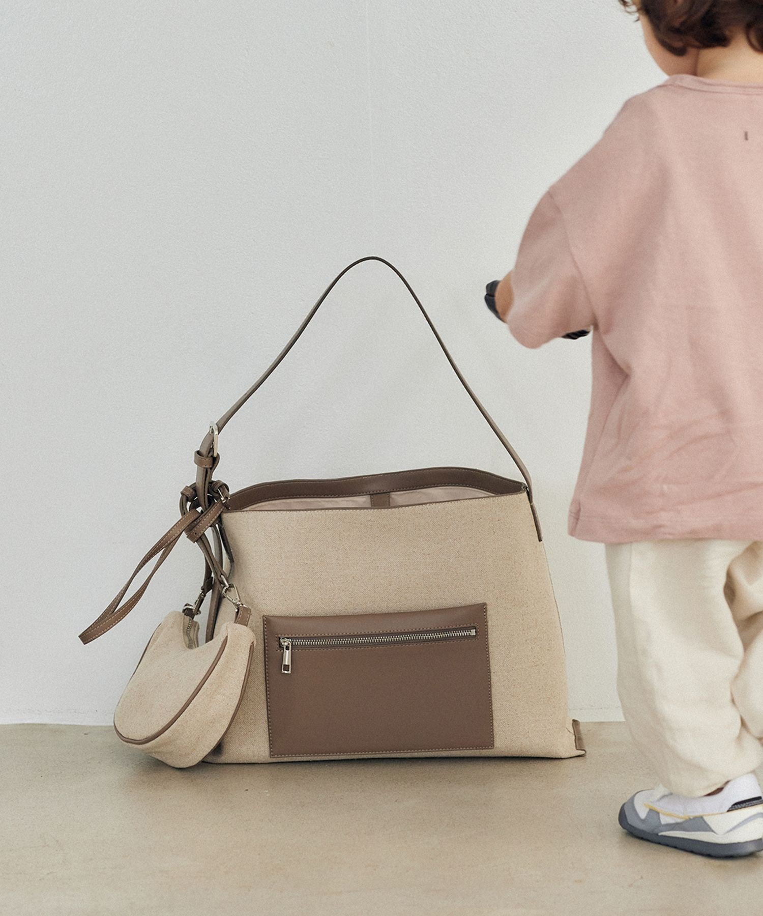 【アダム エ ロペ/ADAM ET ROPE'】の【赤埴奈津子さんコラボ】マルチワンショルダーバッグ(ミドル) インテリア・キッズ・メンズ・レディースファッション・服の通販 founy(ファニー) 　ファッション　Fashion　レディースファッション　Fashion for Women　キャンバス　Canvas, Canvas Fabric　コラボ　Collaboration, Collab　傘　Umbrella, Parasol　軽量　Lightweight, Ultra Light　ショルダー　Shoulder, Shoulder Strap　シンプル　Simple, Minimal　ジップ　Zip, Zipper　財布　Wallet, Purse　チャーム　Charm, Pendant　ハーフ　Half, Half-Length　フォルム　Silhouette, Form　ベーシック　Basic, Essential　ポケット　Pocket, Pocket Detail　ポーチ　Pouch, Small Case　ミドル　Middle Length, Mid Height　モダン　Modern, Contemporary　A/W・秋冬　Autumn/Winter　エレガント 上品　Elegant　ビジネス 仕事 通勤　Business / Work / Commuting　2026年　2026　ベージュ系(28)|ID: prp329100004833680 ipo3291000000035201117