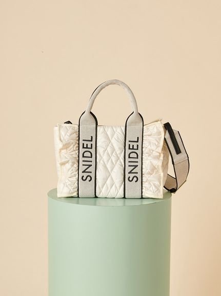 【スナイデル/SNIDEL】のフリルキルティングロゴバッグ インテリア・キッズ・メンズ・レディースファッション・服の通販 founy(ファニー) 　ファッション　Fashion　レディースファッション　Fashion for Women　バッグ　Bags　キルティング　Quilted, Quilting　軽量　Lightweight, Ultra Light　シンプル　Simple, Minimal　スポーティ　Sporty, Casual Athletic　スマート　Smart, Elegant　トレンド　Trend, Trending Now　定番　Standard, Basic Item　手帳　Planner, Notebook　フェミニン　Feminine, Girly　ポケット　Pocket, Pocket Detail　ポーチ　Pouch, Small Case　おすすめ　Recommended / Our Picks　IVR[003]|ID: prp329100004833700 ipo3291000000035201373