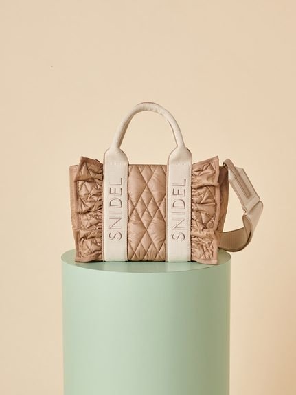 【スナイデル/SNIDEL】のフリルキルティングロゴバッグ インテリア・キッズ・メンズ・レディースファッション・服の通販 founy(ファニー) 　ファッション　Fashion　レディースファッション　Fashion for Women　バッグ　Bags　キルティング　Quilted, Quilting　軽量　Lightweight, Ultra Light　シンプル　Simple, Minimal　スポーティ　Sporty, Casual Athletic　スマート　Smart, Elegant　トレンド　Trend, Trending Now　定番　Standard, Basic Item　手帳　Planner, Notebook　フェミニン　Feminine, Girly　ポケット　Pocket, Pocket Detail　ポーチ　Pouch, Small Case　おすすめ　Recommended / Our Picks　BEG[037]|ID: prp329100004833700 ipo3291000000035201375