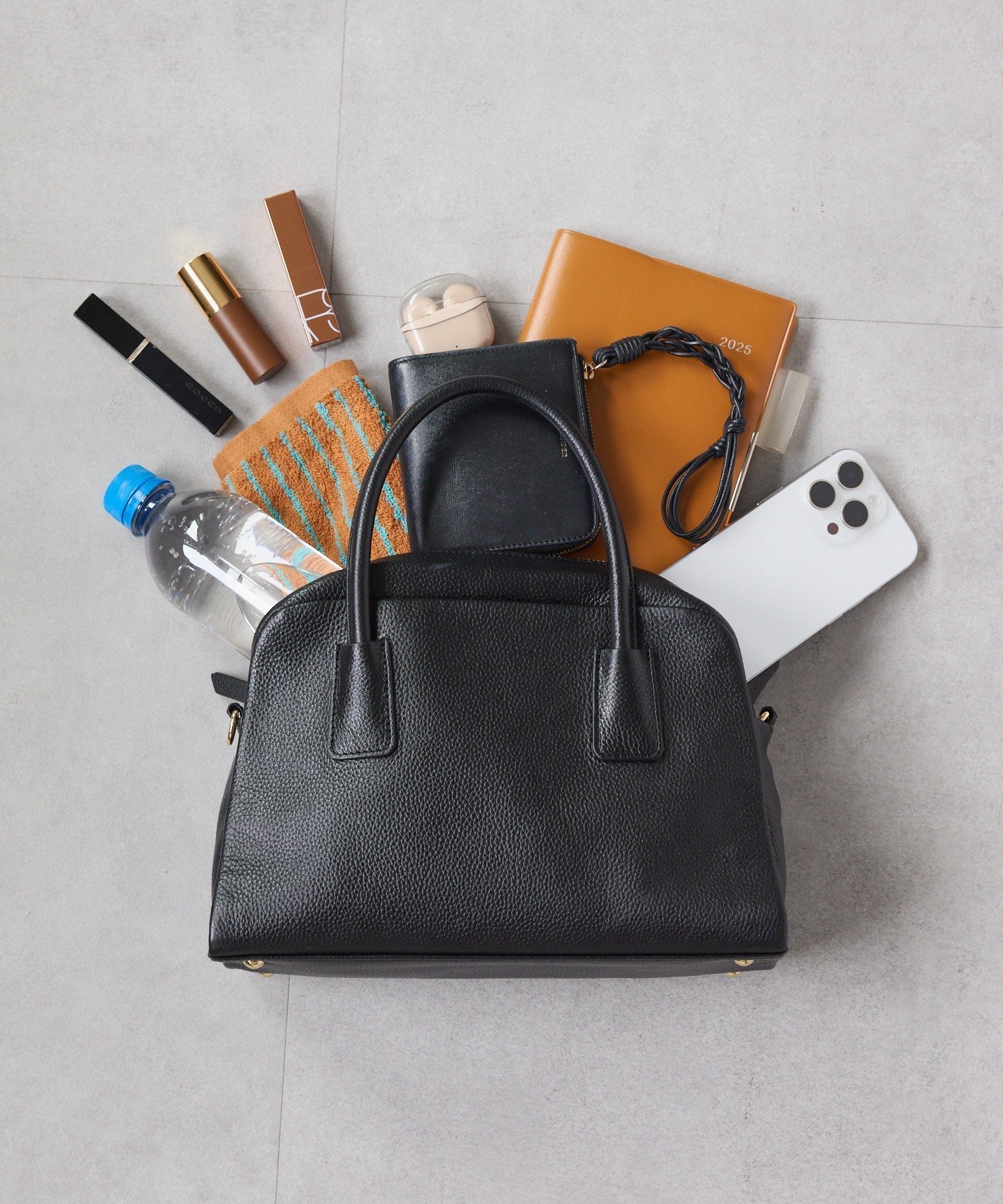 【リヴドロワ/RIVE DROITE】の【キレイめにもカジュアルにも】レザーボストン インテリア・キッズ・メンズ・レディースファッション・服の通販 founy(ファニー) 　ファッション　Fashion　レディースファッション　Fashion for Women　コンパクト　Compact, Small Size　ショルダー　Shoulder, Shoulder Strap　シルバー　Silver, Metallic Silver　財布　Wallet, Purse　定番　Standard, Basic Item　ボストン　Boston　ポケット　Pocket, Pocket Detail　ポーチ　Pouch, Small Case　再入荷　Restock / Back in Stock　おすすめ　Recommended / Our Picks　ブラックその他2|ID: prp329100004833873 ipo3291000000035204271