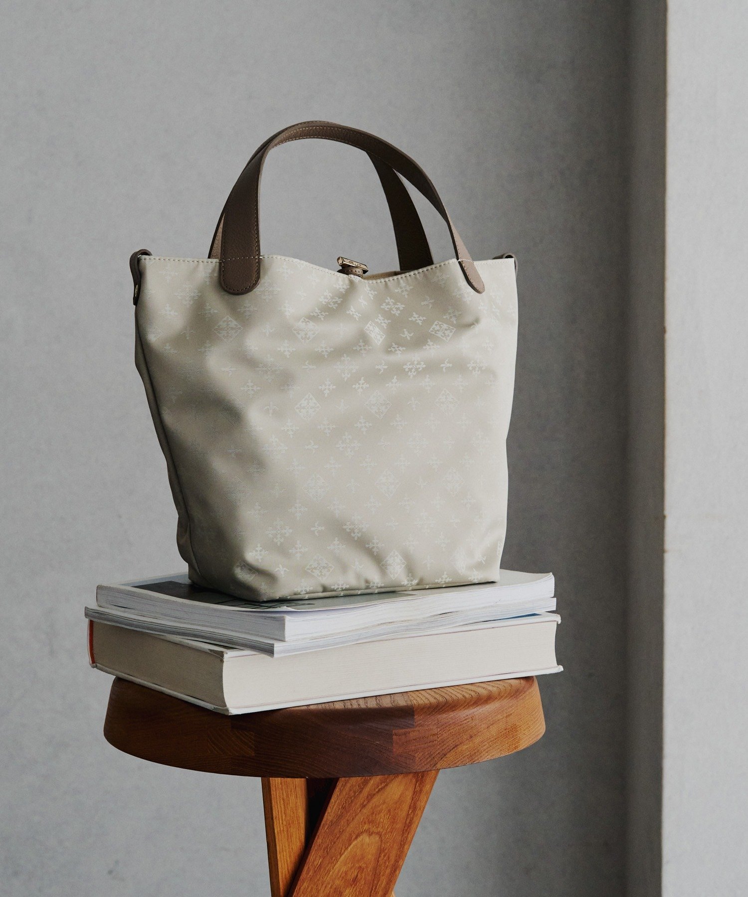 【ラシット/russet】のナイロンジャガード2WAYミニトートバッグ インテリア・キッズ・メンズ・レディースファッション・服の通販 founy(ファニー) 　ファッション　Fashion　レディースファッション　Fashion for Women　バッグ　Bags　ウォッシュ　Washed Finish　デニム　Denim, Jeans Material　なめらか　Smooth, Silky Texture　パープル　Purple, Violet　フィット　Fit, Slim Fit　フォルム　Silhouette, Form　プリント　Print, Printed Pattern　プレート　Plate, Dish　ポケット　Pocket, Pocket Detail　日本製　Made In Japan　エレガント 上品　Elegant　ビジネス 仕事 通勤　Business / Work / Commuting　エクリュ|ID: prp329100004833899 ipo3291000000035204627