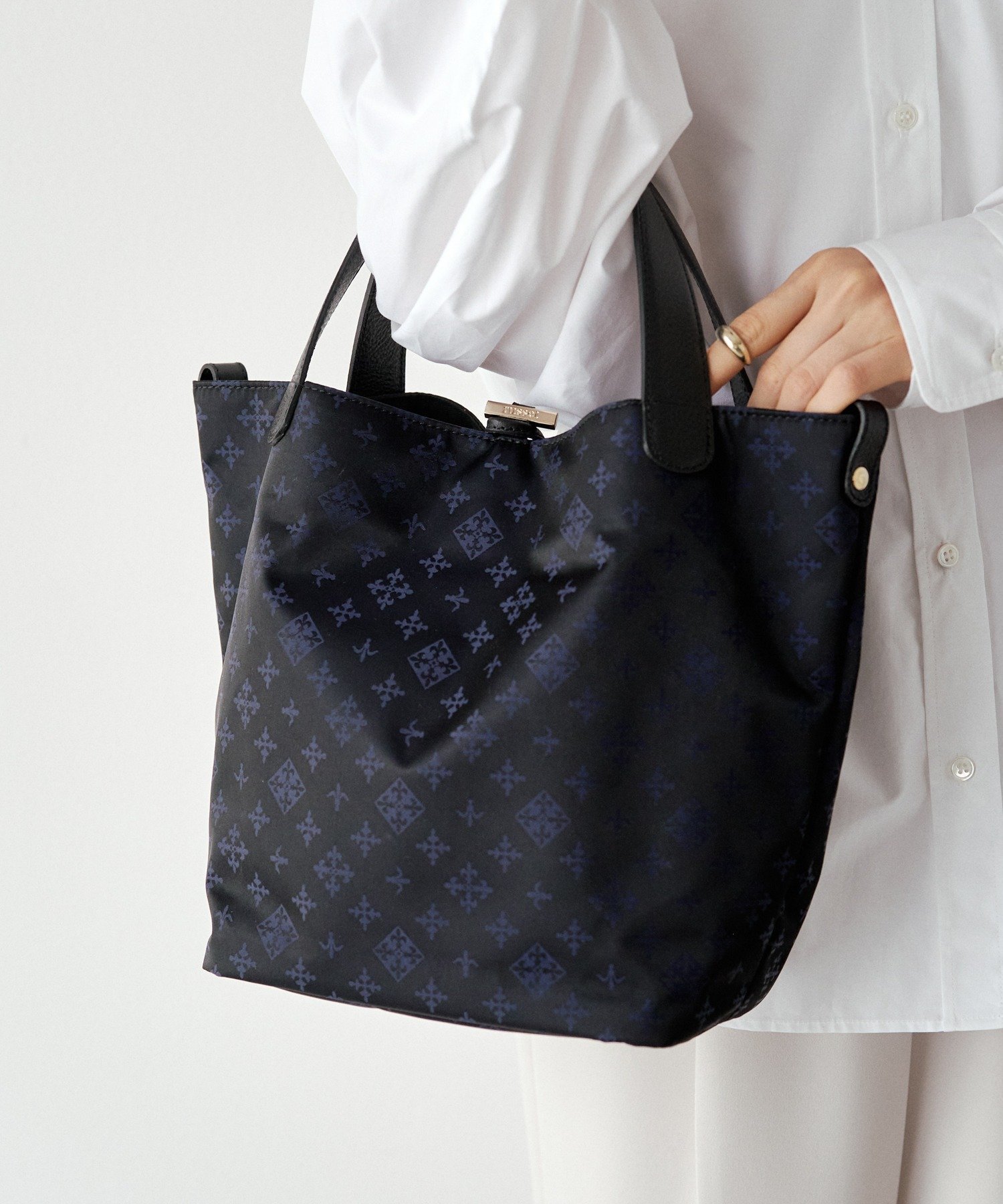 【ラシット/russet】のナイロンジャガード2WAYミニトートバッグ インテリア・キッズ・メンズ・レディースファッション・服の通販 founy(ファニー) 　ファッション　Fashion　レディースファッション　Fashion for Women　バッグ　Bags　ウォッシュ　Washed Finish　デニム　Denim, Jeans Material　なめらか　Smooth, Silky Texture　パープル　Purple, Violet　フィット　Fit, Slim Fit　フォルム　Silhouette, Form　プリント　Print, Printed Pattern　プレート　Plate, Dish　ポケット　Pocket, Pocket Detail　日本製　Made In Japan　エレガント 上品　Elegant　ビジネス 仕事 通勤　Business / Work / Commuting　ネイビー|ID: prp329100004833899 ipo3291000000035204630