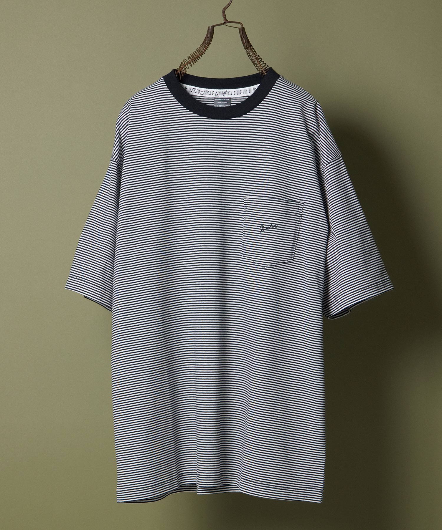 【ナンバー/Number】のNARROW STRIPED POCKET T-SHIRT インテリア・キッズ・メンズ・レディースファッション・服の通販 founy(ファニー) 　ファッション　Fashion　レディースファッション　Fashion for Women　トップス・カットソー　Cut & Sew Tops　シャツ・ブラウス・オフィスカジュアル　Elegant Blouses & Button-Ups　ロングTシャツ・Tシャツ　Longline T-Shirts & Tees　アシンメトリー　Asymmetrical Style　カーディガン　Cardigan, Knitwear　スラックス　Slacks, Dress Pants　スリム　Slim, Slim Fit　セットアップ　Set-Up, Coordinated Outfit　トレンド　Trend, Trending Now　プリント　Print, Printed Pattern　ボーダー　Border, Stripe　ポケット　Pocket, Pocket Detail　モノトーン　Monotone, Black and White　無地　Plain, Solid Color　ワイド　Wide, Wide Fit　ワンポイント　One Point, Statement Accent　おすすめ　Recommended / Our Picks　BLACK x WHITE|ID: prp329100004833955 ipo3291000000035205547
