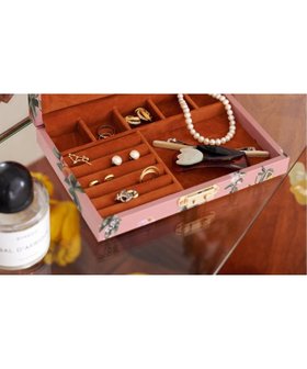 【ジャーナルスタンダード ファニチャー/journal standard Furniture / MEN】の【TOLIGHT/トライト】JSF別注 JEWELRY BOX ジュエリーボックス 人気、トレンドファッション・服の通販 founy(ファニー) ファッション Fashion メンズファッション Fashion for Men イヤーカフ Ear Cuffs 春 Spring クッション Cushion, Throw Pillow コラボ Collaboration, Collab コレクション Collection, Seasonal Line シンプル Simple, Minimal ジュエリー Jewelry, Accessories ネックレス Necklace, Pendant Necklace バングル Bangle, Bracelet フラワー Flower, Floral フレーム Frame, Outline ブレスレット Bracelet, Wristband プリント Print, Printed Pattern ボックス Boxy, Box Shape ポケット Pocket, Pocket Detail 別注 Limited Edition, Custom Order モチーフ Motif, Design Theme S/S・春夏 SS, Spring/Summer, Warm Season 夏 Summer 旅行 Travel |ID:prp329100004833957