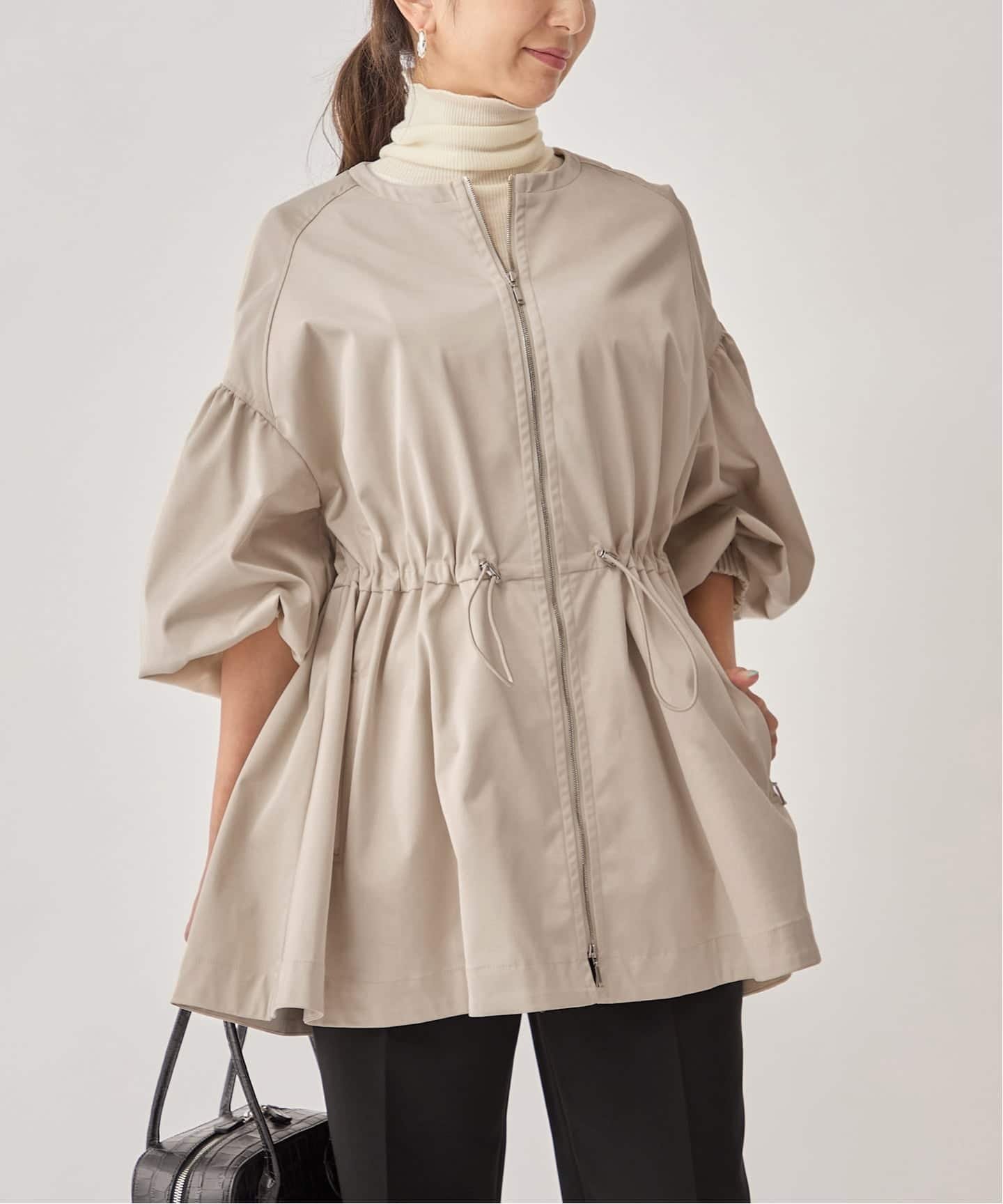 【ヴェルメイユ パー イエナ/VERMEIL par iena】の《追加》ノーカラーギャザーZIPブルゾン インテリア・キッズ・メンズ・レディースファッション・服の通販 founy(ファニー) 　ファッション　Fashion　レディースファッション　Fashion for Women　アウター　Coat / Outerwear Collection　ブルゾンジャケット・スポーティアウター　Blouson Jackets　2025年　2025　2025-2026秋冬・A/W　Autumn/Winter 2025–26 AW25–26　ギャザー　Gathered, Ruffled　シンプル　Simple, Minimal　ドローコード　Drawcord, Drawstring Cord　フレア　Flare, Flared　ブルゾン　Blouson, Bomber Jacket　ミリタリー　Military, Army Style　モノトーン　Monotone, Black and White　人気　Popular, Best Seller　ベージュ|ID: prp329100004834062 ipo3291000000035207241