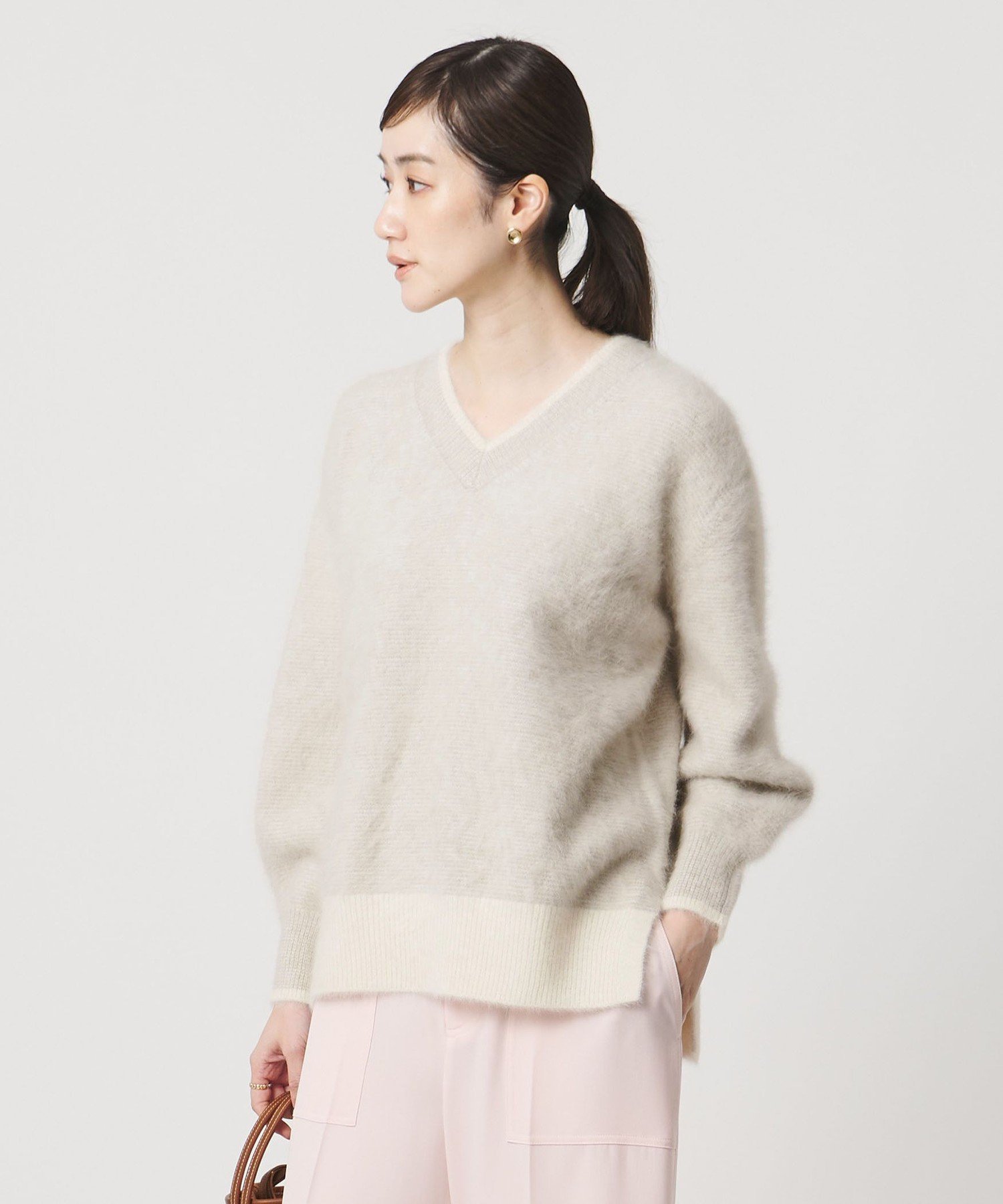 【ユナイテッドアローズ/UNITED ARROWS】のフォックスカシミヤ バイカラー Vネックニット 人気、トレンドファッション・服の通販 founy(ファニー) 　ファッション　Fashion　レディースファッション　Fashion for Women　トップス・カットソー　Cut & Sew Tops　ニット　Knit Tops & Sweaters　Vネックトップス　V-Neck Tops / V-Cut Neckline Shirts　軽量　Lightweight, Ultra Light　スリット　Slit, Slit Detail　デコルテ　Décolleté, Neckline　フォックス　Fox, Fox Fur　ボックス　Boxy, Box Shape　おすすめ　Recommended / Our Picks　 other-1|ID: prp329100004834199 ipo3291000000035209397