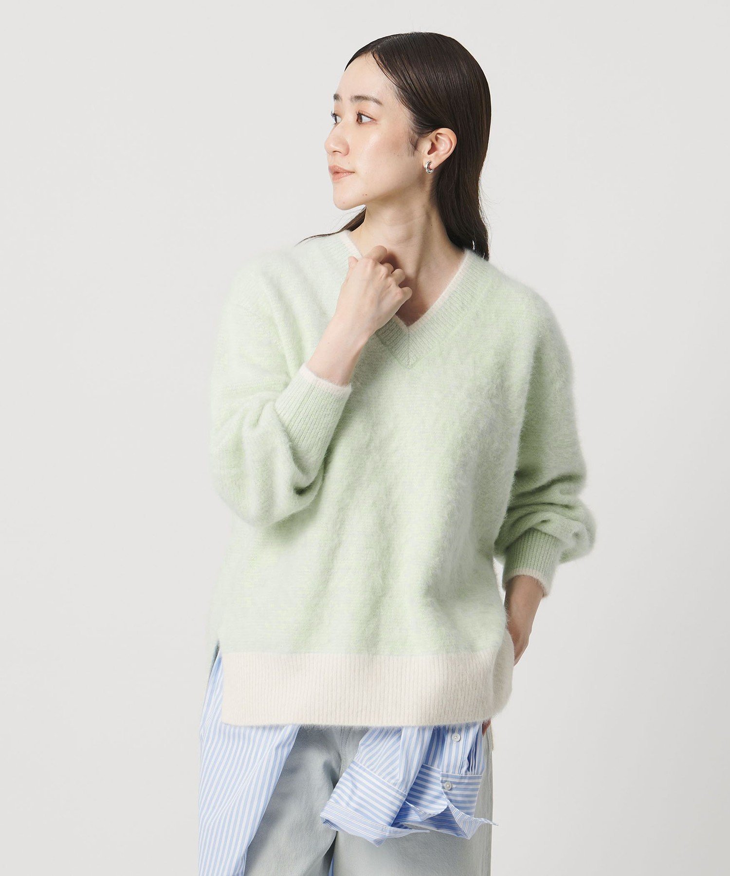 【ユナイテッドアローズ/UNITED ARROWS】のフォックスカシミヤ バイカラー Vネックニット インテリア・キッズ・メンズ・レディースファッション・服の通販 founy(ファニー) 　ファッション　Fashion　レディースファッション　Fashion for Women　トップス・カットソー　Cut & Sew Tops　ニット　Knit Tops & Sweaters　Vネックトップス　V-Neck Tops / V-Cut Neckline Shirts　軽量　Lightweight, Ultra Light　スリット　Slit, Slit Detail　デコルテ　Décolleté, Neckline　フォックス　Fox, Fox Fur　ボックス　Boxy, Box Shape　おすすめ　Recommended / Our Picks　その他6|ID: prp329100004834199 ipo3291000000035209399