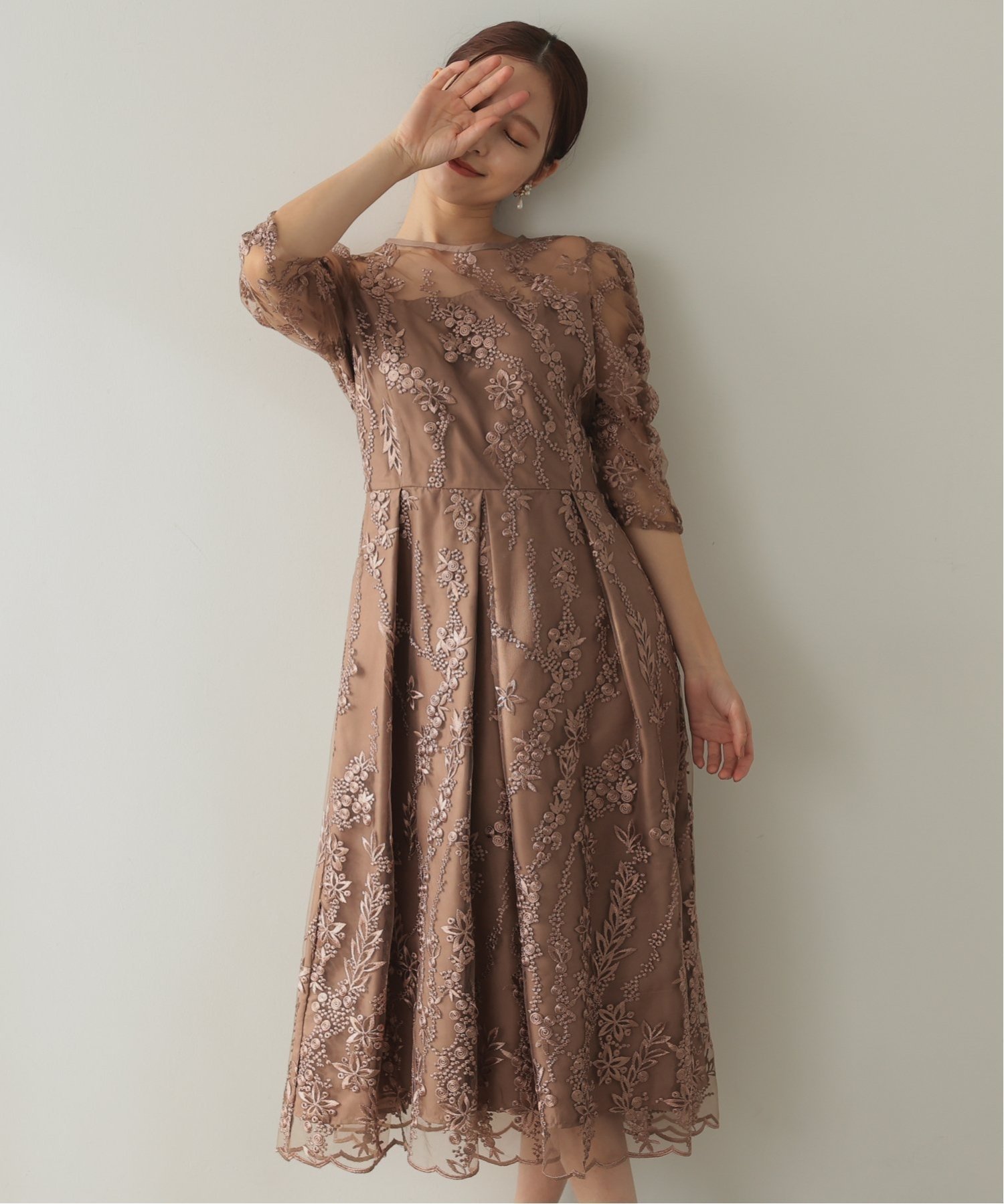 【ハレモード/haremode】の【haremode ハレモード公式】花柄刺繍ミディ丈ドレス インテリア・キッズ・メンズ・レディースファッション・服の通販 founy(ファニー) 　ファッション　Fashion　レディースファッション　Fashion for Women　ワンピース　Dresses　フォーマル・パーティードレス・結婚式用ドレス　Elegant & Casual Dresses　シャーリング　Shirring, Ruched　ショルダー　Shoulder, Shoulder Strap　スカラップ　Scallop, Scalloped Edge　ドレス　Dress, One-Piece　パイピング　Piping, Trim Design　ラベンダー　Lavender　リボン　Ribbon, Bow　おすすめ　Recommended / Our Picks　エレガント 上品　Elegant　結婚式　Wedding　披露宴　Wedding Reception　二次会　After Party　モカ|ID: prp329100004834273 ipo3291000000035210408