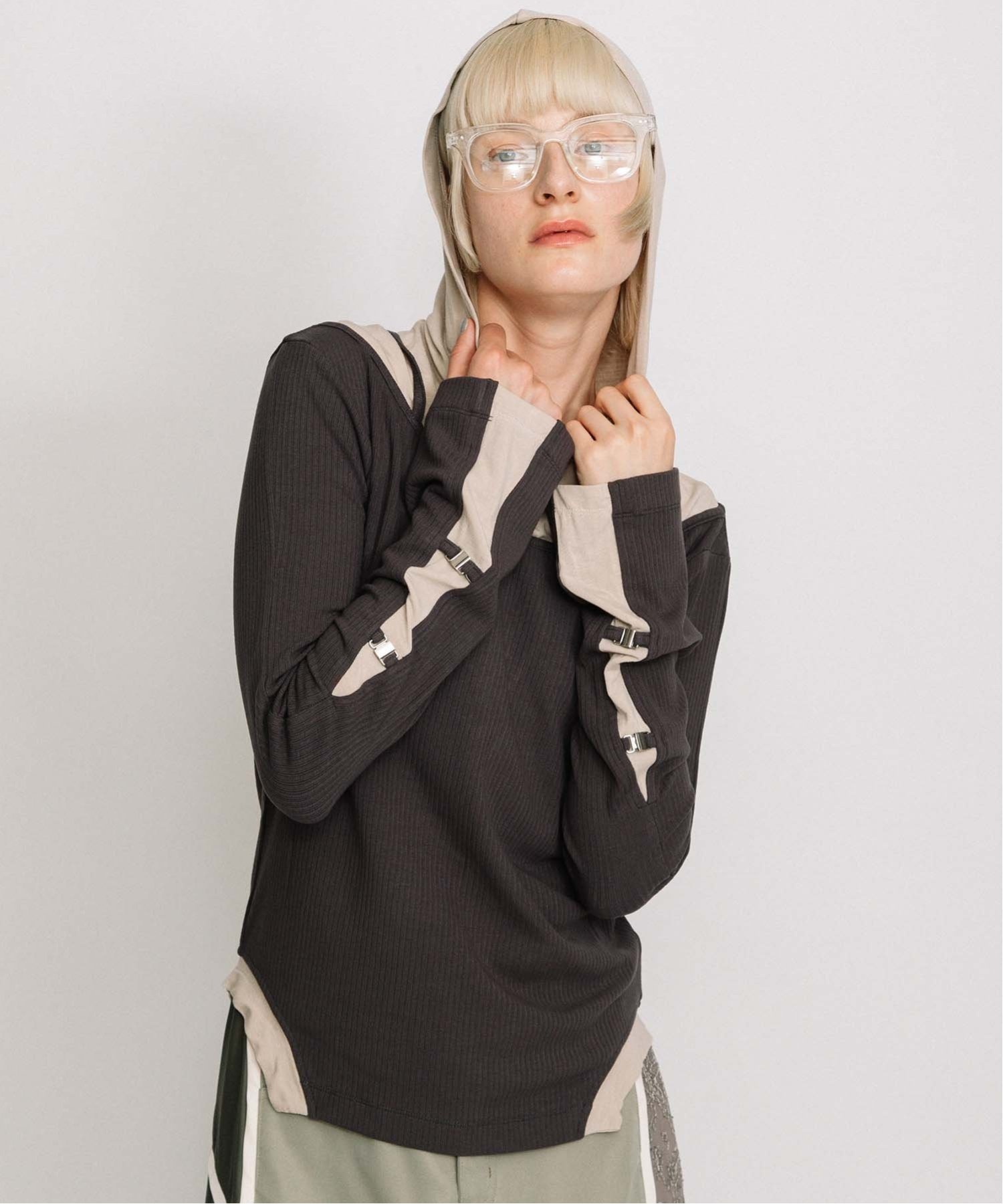 【アウラアイラ/AULA AILA】のHOODIE TOPS インテリア・キッズ・メンズ・レディースファッション・服の通販 founy(ファニー) 　ファッション　Fashion　レディースファッション　Fashion for Women　トップス・カットソー　Cut & Sew Tops　インナー　Innerwear　ストレッチ　Stretch, Stretchy Fabric　スリット　Slit, Slit Detail　メタル　Metal, Metal Parts　ワイドリブ　Wide Rib, Wide Ribbed Knit　CHARCOAL GRAY|ID: prp329100004834288 ipo3291000000035210670