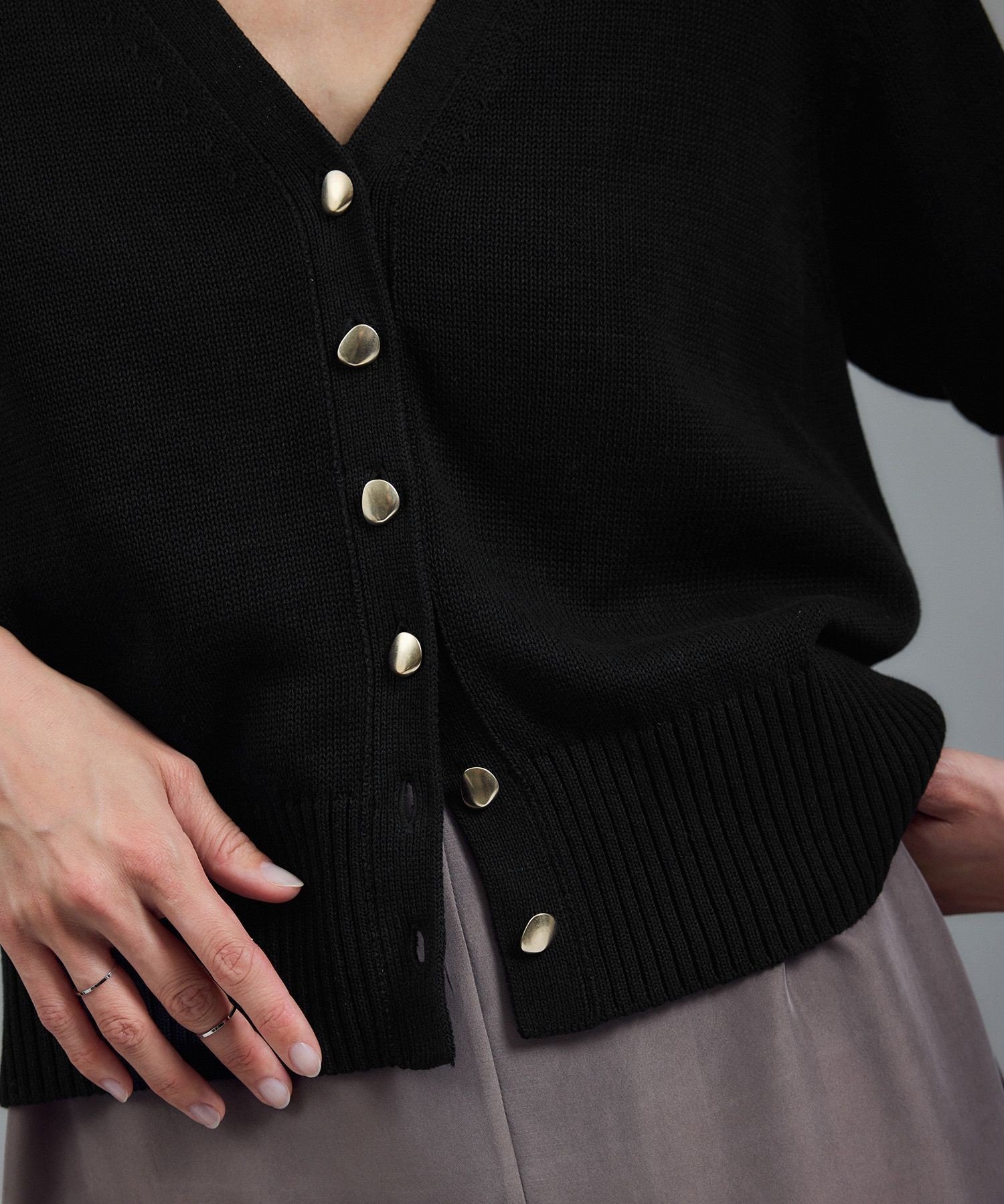 【サロン アダム エ ロペ/SALON adam et rope'】のドライコットンハーフスリーブメタルボタンカーディガン インテリア・キッズ・メンズ・レディースファッション・服の通販 founy(ファニー) 　ファッション　Fashion　レディースファッション　Fashion for Women　トップス・カットソー　Cut & Sew Tops　カーディガン・羽織り　Layered Style Cardigans　カーディガン　Cardigan, Knitwear　キャミソール　Camisole, Spaghetti Strap Top　コンパクト　Compact, Small Size　サマー　Summer, Summer Style　スリーブ　Sleeve, Long Sleeve / Short Sleeve　デニム　Denim, Jeans Material　ノースリーブ　Sleeveless, No-Sleeve　ハンド　Hand, Handmade　ハーフ　Half, Half-Length　バランス　Balance, Style Balance　フロント　Front, Front Design　半袖　Short Sleeve, Half Sleeve　ミドル　Middle Length, Mid Height　メタル　Metal, Metal Parts　ロング　Long, Long-Length　ワイド　Wide, Wide Fit　おすすめ　Recommended / Our Picks　夏　Summer　エレガント 上品　Elegant　ブラック(01)|ID: prp329100004835147 ipo3291000000035218868