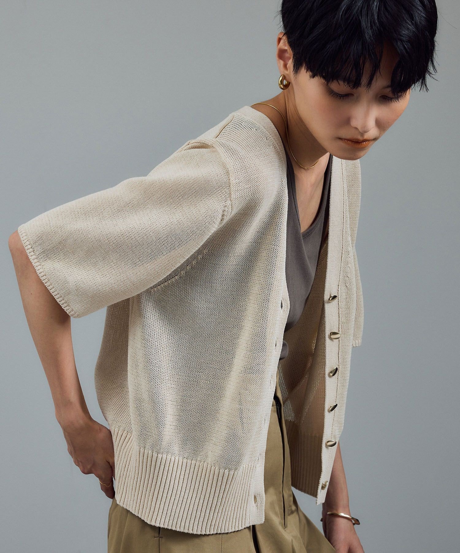 【サロン アダム エ ロペ/SALON adam et rope'】のドライコットンハーフスリーブメタルボタンカーディガン インテリア・キッズ・メンズ・レディースファッション・服の通販 founy(ファニー) 　ファッション　Fashion　レディースファッション　Fashion for Women　トップス・カットソー　Cut & Sew Tops　カーディガン・羽織り　Layered Style Cardigans　カーディガン　Cardigan, Knitwear　キャミソール　Camisole, Spaghetti Strap Top　コンパクト　Compact, Small Size　サマー　Summer, Summer Style　スリーブ　Sleeve, Long Sleeve / Short Sleeve　デニム　Denim, Jeans Material　ノースリーブ　Sleeveless, No-Sleeve　ハンド　Hand, Handmade　ハーフ　Half, Half-Length　バランス　Balance, Style Balance　フロント　Front, Front Design　半袖　Short Sleeve, Half Sleeve　ミドル　Middle Length, Mid Height　メタル　Metal, Metal Parts　ロング　Long, Long-Length　ワイド　Wide, Wide Fit　おすすめ　Recommended / Our Picks　夏　Summer　エレガント 上品　Elegant　オフホワイト(15)|ID: prp329100004835147 ipo3291000000035218869