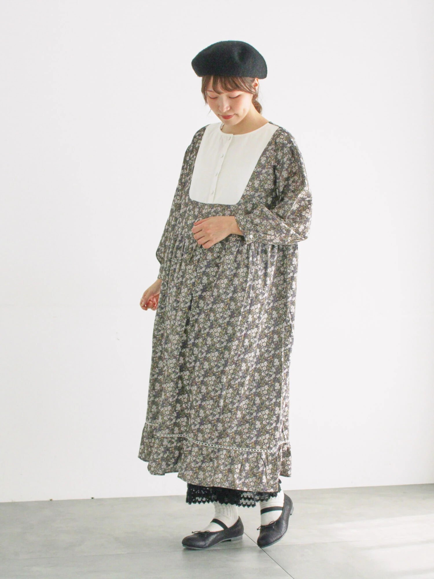 【サマンサモスモス/Samansa Mos2】の【WEB限定】胸元配色花柄ワンピース インテリア・キッズ・メンズ・レディースファッション・服の通販 founy(ファニー) 　ファッション　Fashion　レディースファッション　Fashion for Women　ワンピース　Dresses　おすすめ　Recommended / Our Picks　カーディガン　Cardigan, Knitwear　チェック　Check, Plaid, Tartan　チュニック　Tunic, Long Top　ペチコート　Petticoat, Underskirt　レース　Lace, Lace Fabric　ロング　Long, Long-Length　秋　Autumn　チャコールグレー|ID: prp329100004835167 ipo3291000000035219177