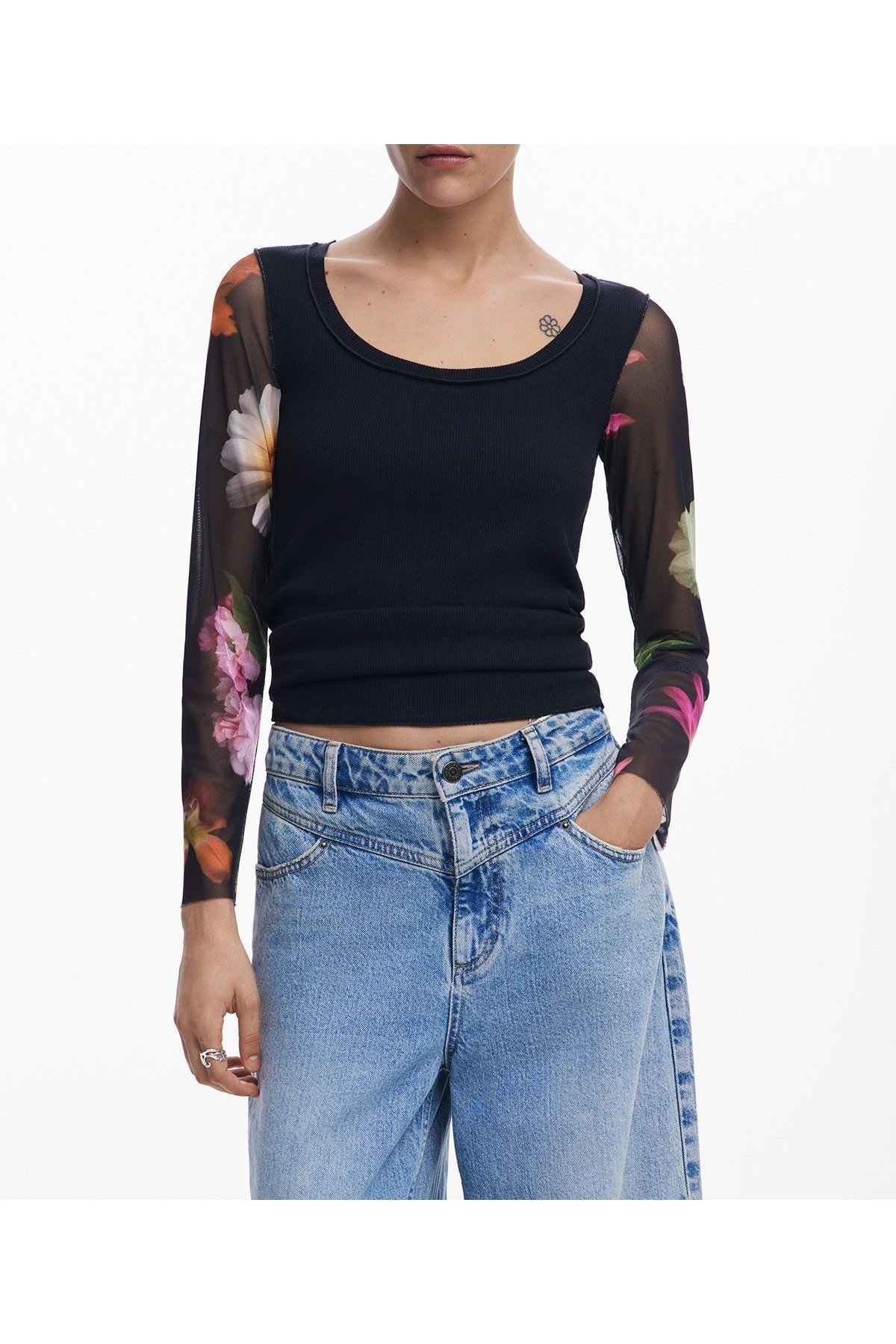 【デシグアル/Desigual】のフラワースリーブ スクープネックカットソー インテリア・キッズ・メンズ・レディースファッション・服の通販 founy(ファニー) 　ファッション　Fashion　レディースファッション　Fashion for Women　トップス・カットソー　Cut & Sew Tops　カットソー・ベーシックTシャツ　Cut-and-Sewn Tops / Stretch Tees & Basics　カットソー　Cut and Sewn Top　カラフル　Colorful Design　シンプル　Simple, Minimal　スリーブ　Sleeve, Long Sleeve / Short Sleeve　デニム　Denim, Jeans Material　フェミニン　Feminine, Girly　フラワー　Flower, Floral　プリント　Print, Printed Pattern　モダン　Modern, Contemporary　グレー/ブラック/2000|ID: prp329100004835170 ipo3291000000035219262