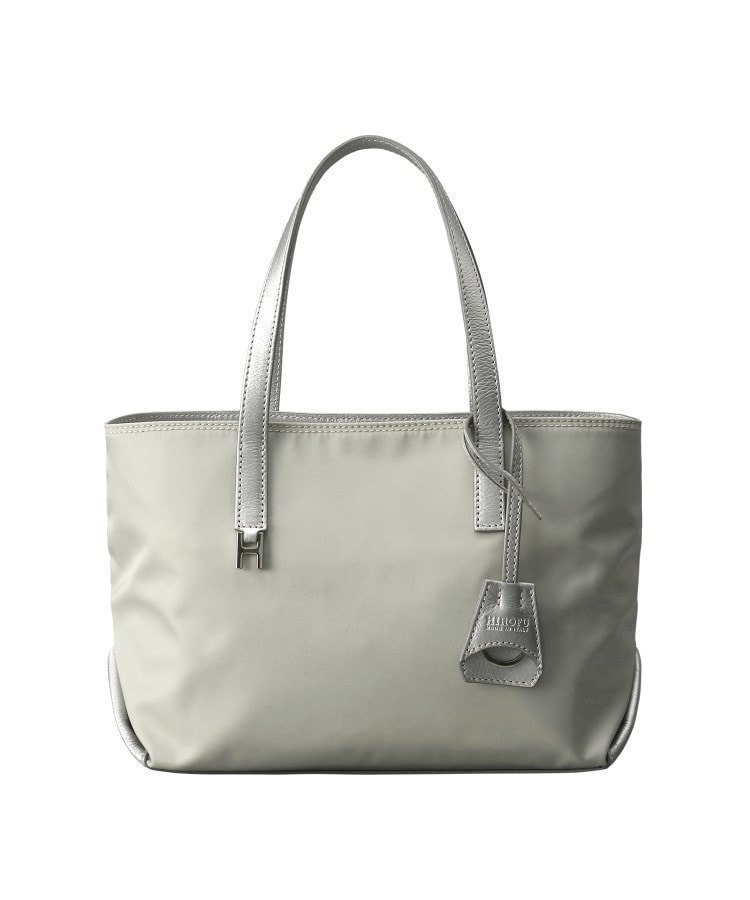 【ヒロフ/HIROFU】の【リベロ】ナイロン トートバッグ M(商品番号 P25-39313) インテリア・キッズ・メンズ・レディースファッション・服の通販 founy(ファニー) 　ファッション　Fashion　レディースファッション　Fashion for Women　バッグ　Bags　イタリア　Italy　シンプル　Simple, Minimal　スポーティ　Sporty, Casual Athletic　チャーム　Charm, Pendant　パッチ　Patch, Appliqué　ポケット　Pocket, Pocket Detail　マグネット　Magnet, Magnetic Closure　メタル　Metal, Metal Parts　おすすめ　Recommended / Our Picks　エレガント 上品　Elegant　ビジネス 仕事 通勤　Business / Work / Commuting　アルミニウム|ID: prp329100004835191 ipo3291000000035219616