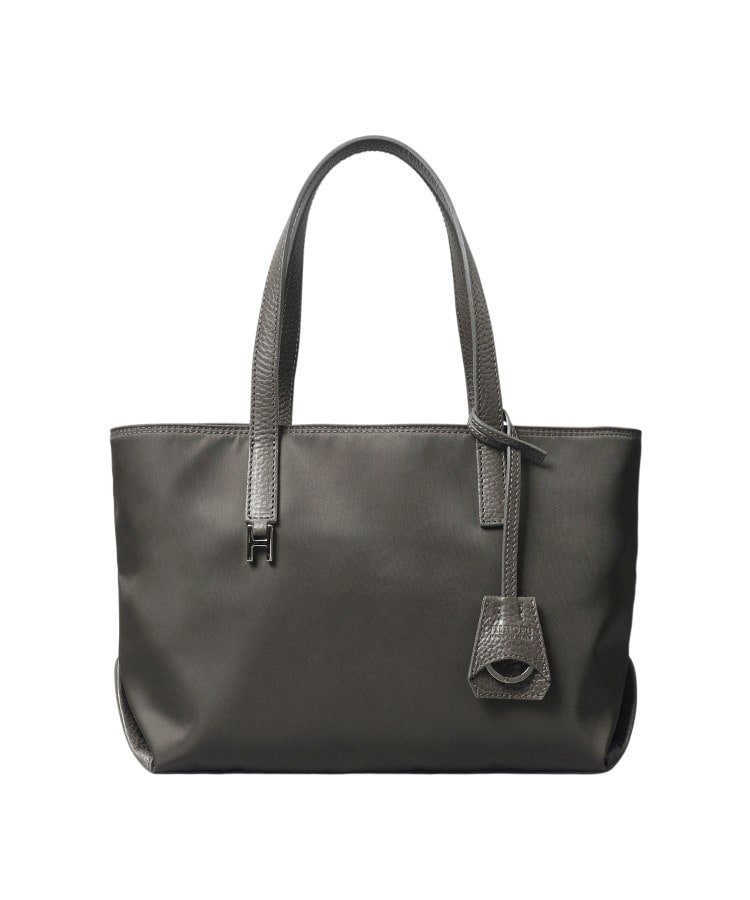 【ヒロフ/HIROFU】の【リベロ】ナイロン トートバッグ M(商品番号 P25-39313) インテリア・キッズ・メンズ・レディースファッション・服の通販 founy(ファニー) 　ファッション　Fashion　レディースファッション　Fashion for Women　バッグ　Bags　イタリア　Italy　シンプル　Simple, Minimal　スポーティ　Sporty, Casual Athletic　チャーム　Charm, Pendant　パッチ　Patch, Appliqué　ポケット　Pocket, Pocket Detail　マグネット　Magnet, Magnetic Closure　メタル　Metal, Metal Parts　おすすめ　Recommended / Our Picks　エレガント 上品　Elegant　ビジネス 仕事 通勤　Business / Work / Commuting　ダークグレー|ID: prp329100004835191 ipo3291000000035219617