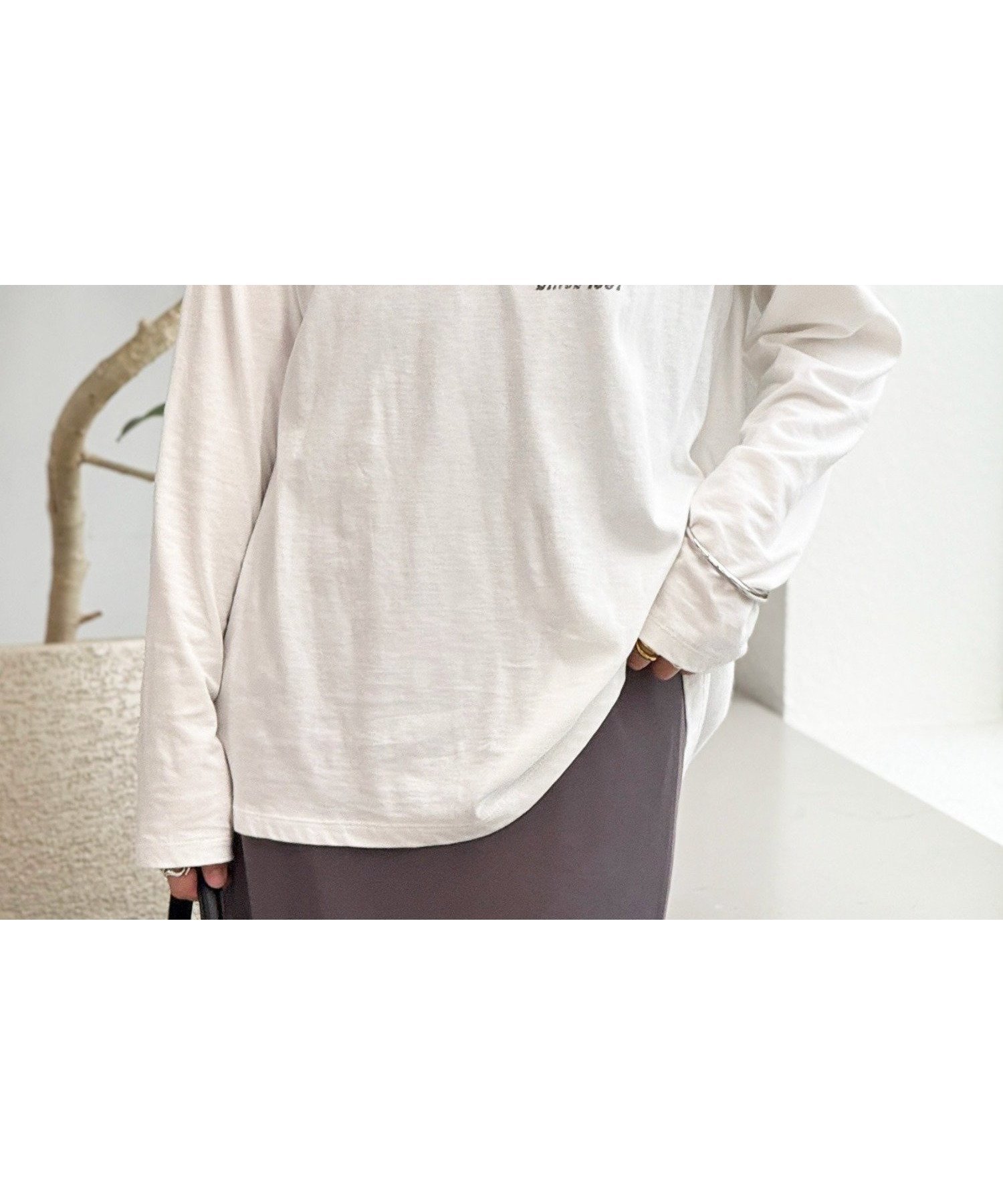 【リヴドロワ/RIVE DROITE】の【ヴィンテージライクな着こなしに】ヴィンテージロゴTee インテリア・キッズ・メンズ・レディースファッション・服の通販 founy(ファニー) 　ファッション　Fashion　レディースファッション　Fashion for Women　ヴィンテージ　Vintage Style　グラフィック　Graphic, Graphic Design　ジャケット　Jacket, Outerwear　スリーブ　Sleeve, Long Sleeve / Short Sleeve　ダウン　Down, Puffer　再入荷　Restock / Back in Stock　おすすめ　Recommended / Our Picks　オフホワイト|ID: prp329100004835281 ipo3291000000035220635