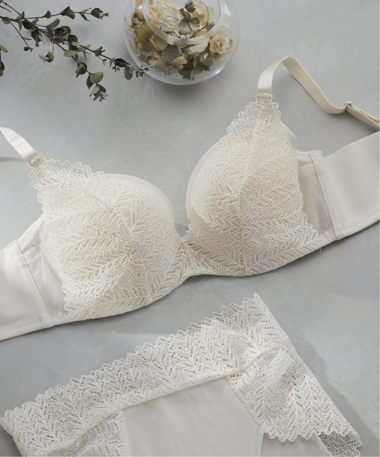 【ウンナナクール/une nana cool】の脇スッキリ♪ さあ,わたし レース インテリア・キッズ・メンズ・レディースファッション・服の通販 founy(ファニー) 　ファッション　Fashion　レディースファッション　Fashion for Women　カッティング　Cutting Detail　スマート　Smart, Elegant　デコルテ　Décolleté, Neckline　リーフ　Leaf, Botanical Leaf　レース　Lace, Lace Fabric　ワイヤー　Wire, Wired Bra　ライトベージュ|ID: prp329100004835792 ipo3291000000035224204