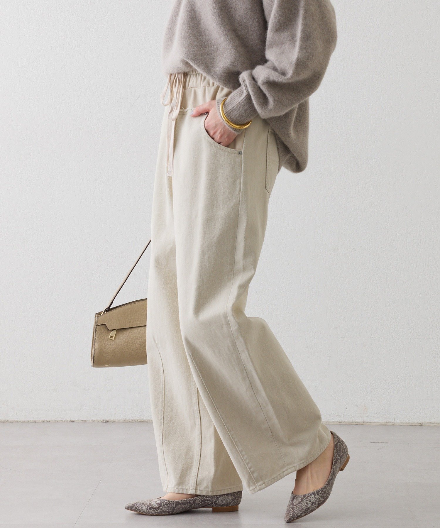 【リヴドロワ/RIVE DROITE】の【キャッチーなデザイン】スウェットドッキングデニム インテリア・キッズ・メンズ・レディースファッション・服の通販 founy(ファニー) 　ファッション　Fashion　レディースファッション　Fashion for Women　トップス・カットソー　Cut & Sew Tops　レディースパーカー・カジュアルフーディー　Casual Hoodies & Sweatshirts　スウェット・クルーネックトップス　Sweatshirts & Crewnecks / Relaxed Fit Sweat Tops　ウォッシュ　Washed Finish　コンビ　Combo, Combination Style　デニム　Denim, Jeans Material　ドッキング　Docking, Mixed Material　ポケット　Pocket, Pocket Detail　再入荷　Restock / Back in Stock　おすすめ　Recommended / Our Picks　エクリュ|ID: prp329100004835828 ipo3291000000035224439