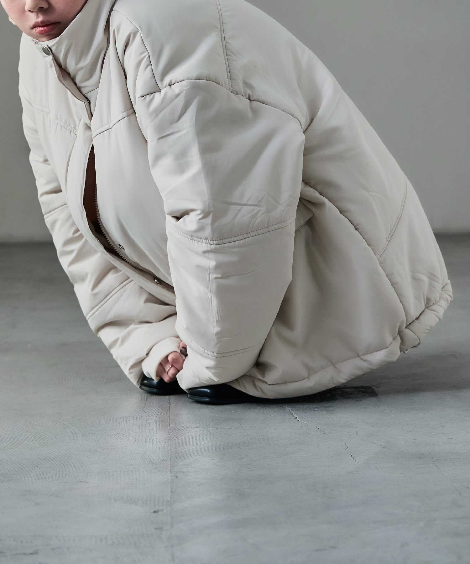 【ビーフラット/bflat】のスタンドカラー中綿パディングコート インテリア・キッズ・メンズ・レディースファッション・服の通販 founy(ファニー) 　ファッション　Fashion　レディースファッション　Fashion for Women　アウター　Coat / Outerwear Collection　コート・ロングコート・ピーコート　Long Coats, Peacoats & More　おすすめ　Recommended / Our Picks　シンプル　Simple, Minimal　ジップ　Zip, Zipper　スタンド　Stand Collar, Upright Stand　トレンド　Trend, Trending Now　ドローコード　Drawcord, Drawstring Cord　バルーン　Balloon, Balloon Silhouette　マフラー　Scarf, Muffler　軽量　Lightweight, Ultra Light　オフホワイト|ID: prp329100004836064 ipo3291000000035226243