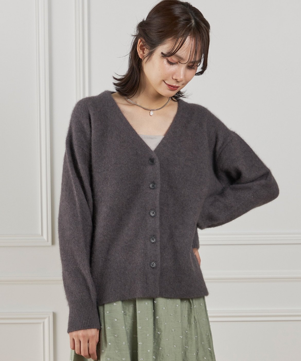 【イネド/INED】のチャイニーズラクーンVネックカーディガン インテリア・キッズ・メンズ・レディースファッション・服の通販 founy(ファニー) 　ファッション　Fashion　レディースファッション　Fashion for Women　トップス・カットソー　Cut & Sew Tops　カーディガン・羽織り　Layered Style Cardigans　Vネックトップス　V-Neck Tops / V-Cut Neckline Shirts　カーディガン　Cardigan, Knitwear　シンプル　Simple, Minimal　スマート　Smart, Elegant　チャコールグレー|ID: prp329100004836092 ipo3291000000035226497