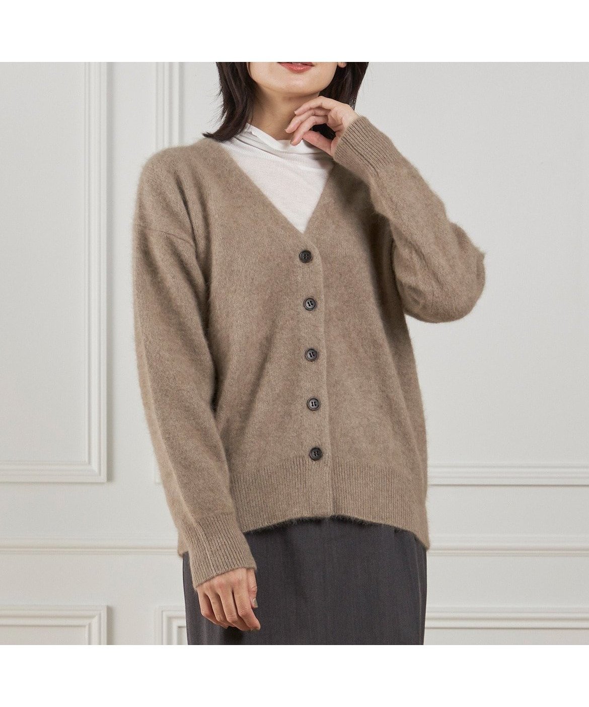 【イネド/INED】のチャイニーズラクーンVネックカーディガン インテリア・キッズ・メンズ・レディースファッション・服の通販 founy(ファニー) 　ファッション　Fashion　レディースファッション　Fashion for Women　トップス・カットソー　Cut & Sew Tops　カーディガン・羽織り　Layered Style Cardigans　Vネックトップス　V-Neck Tops / V-Cut Neckline Shirts　カーディガン　Cardigan, Knitwear　シンプル　Simple, Minimal　スマート　Smart, Elegant　ベージュ|ID: prp329100004836092 ipo3291000000035226498