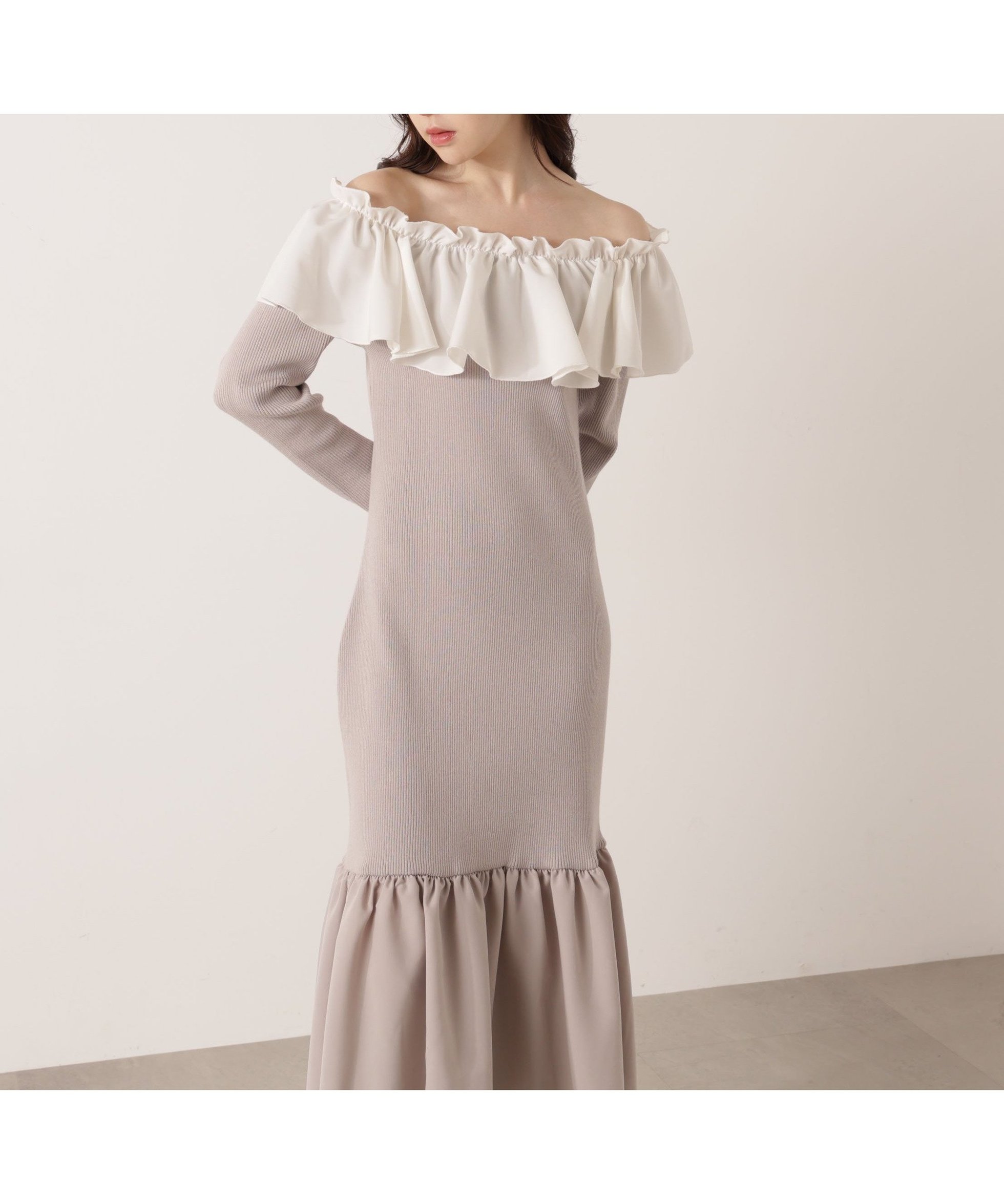 【プロポーション ボディドレッシング/PROPORTION BODY DRESSING】の2wayオフショルニットワンピース 25AW インテリア・キッズ・メンズ・レディースファッション・服の通販 founy(ファニー) 　ファッション　Fashion　レディースファッション　Fashion for Women　ワンピース　Dresses　ニットワンピース　Knit Dresses　2025年　2025　2025-2026秋冬・A/W　Autumn/Winter 2025–26 AW25–26　ラッフル　Ruffle, Frill　グレー×ホワイト|ID: prp329100004836107 ipo3291000000035226653